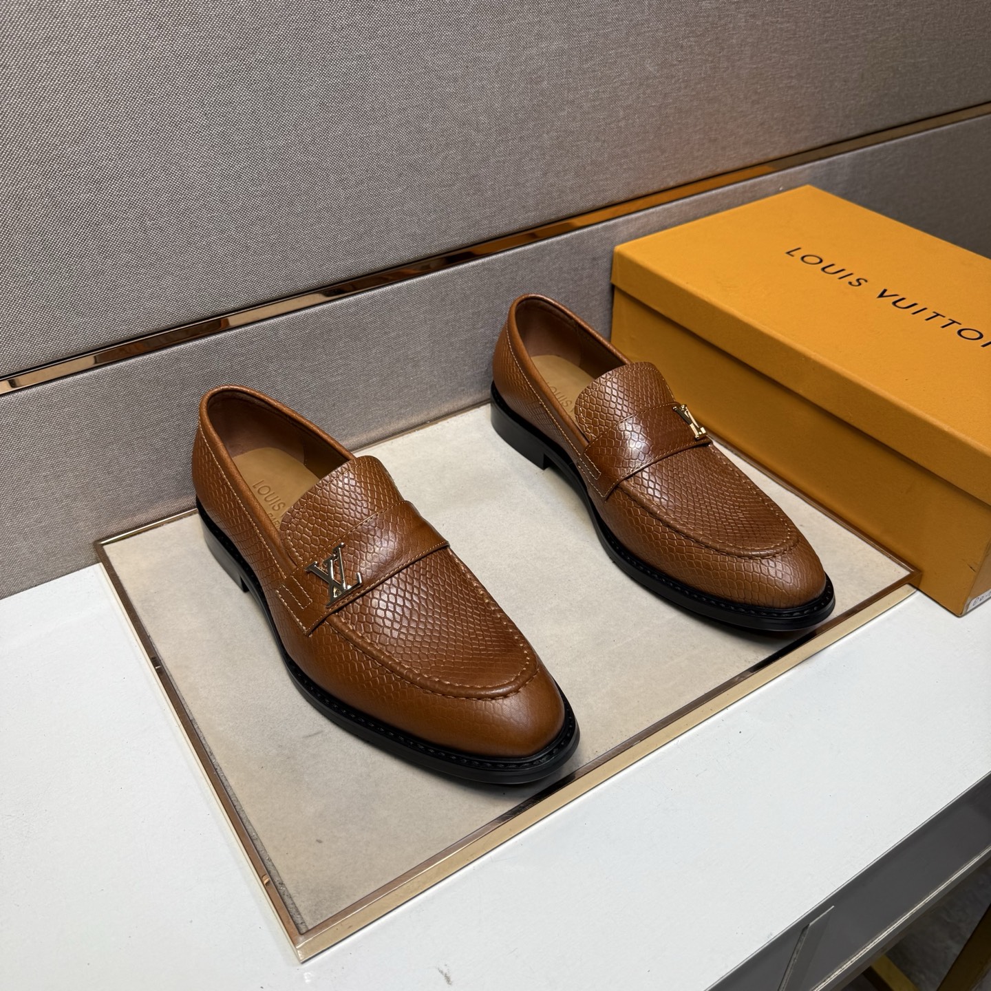 NO:353058,【LV ～】Men's casual leather shoes 2025z cabinets are available simultaneously Size: 39-44 # 2 color uppers are made of multi-material spliced ​​leather inner lining, comfortable and breathable, original sole comfortable and wear-resistant sole, real-life shooting is even better, louis vuitton19860909【LV～】男士休闲正装皮鞋 2025z柜同步发售 码数:39-44 # 2个颜色鞋面选用多材质拼接真皮内里,舒适透气,鞋底原版舒适耐磨大底,实物拍摄实物更赞,,louis vuitton,Men's shoes