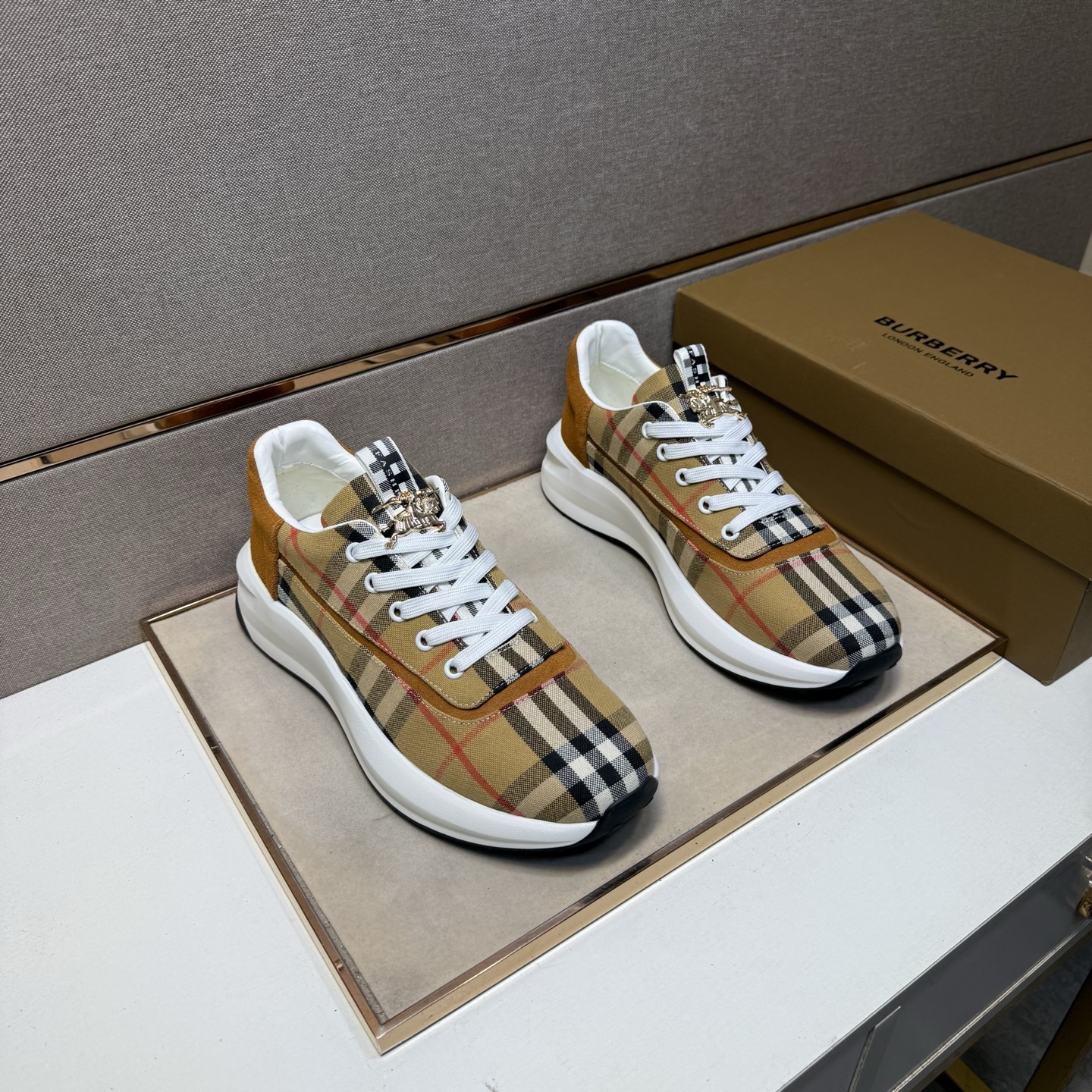 NO:355705,[Burberry ~] Men's casual shoes are available simultaneously in 2025z cabinet. Size: 38-44 # 3 color uppers are made of multi-material spliced ​​leather inner lining, comfortable and breathable, original sole is comfortable and wear-resistant, real-life shooting is even better, burberry19860909【巴宝莉～】男士休闲鞋 2025z柜同步发售 码数:38-44 # 3个颜色鞋面选用多材质拼接真皮内里,舒适透气,鞋底原版舒适耐磨大底,实物拍摄实物更赞,,burberry,Men's shoes