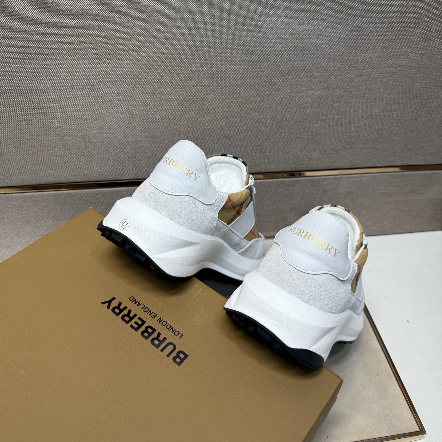 巴宝莉~ 男士休闲鞋 2025z柜同步发售-Top High Quatity Cheap Sneakers Fashion Clothing Clothes Bags handbags Shoes of all Brand wholesale With The best Quality And Beautiful Price from China Factory Chinese suppliers wholesaler seller 巴宝莉~ 男士休闲鞋 2025z柜同步发售