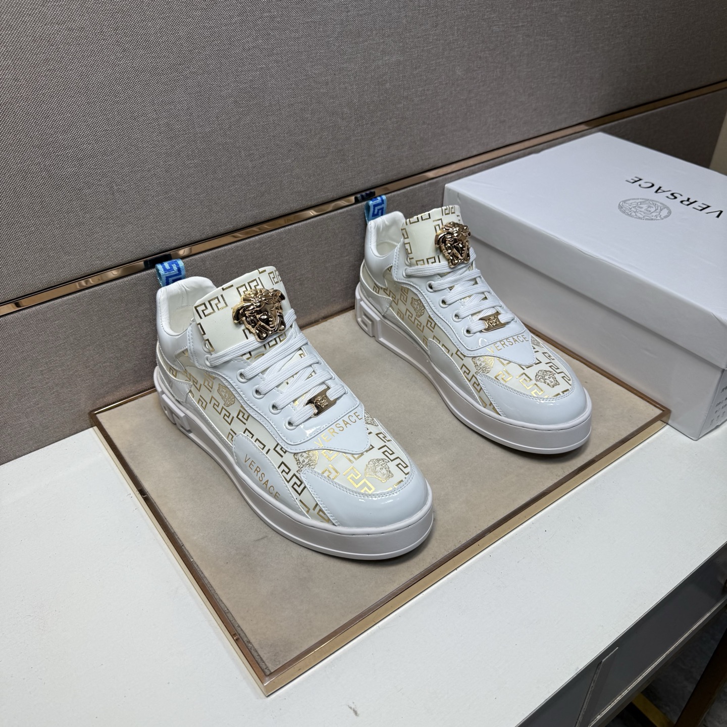 NO:352694,[Versey ~] Men's casual high-top shoes are available simultaneously in 2025z cabinet. Size: 38-44 # 2 color uppers are made of multi-material spliced ​​leather inner lining, comfortable and breathable, original sole is comfortable and wear-resistant, real-life shooting is even better, versace19860909【范思哲～】男士休闲高帮鞋 2025z柜同步发售 码数:38-44 # 2个颜色鞋面选用多材质拼接真皮内里,舒适透气,鞋底原版舒适耐磨大底,实物拍摄实物更赞,,versace,Men's shoes