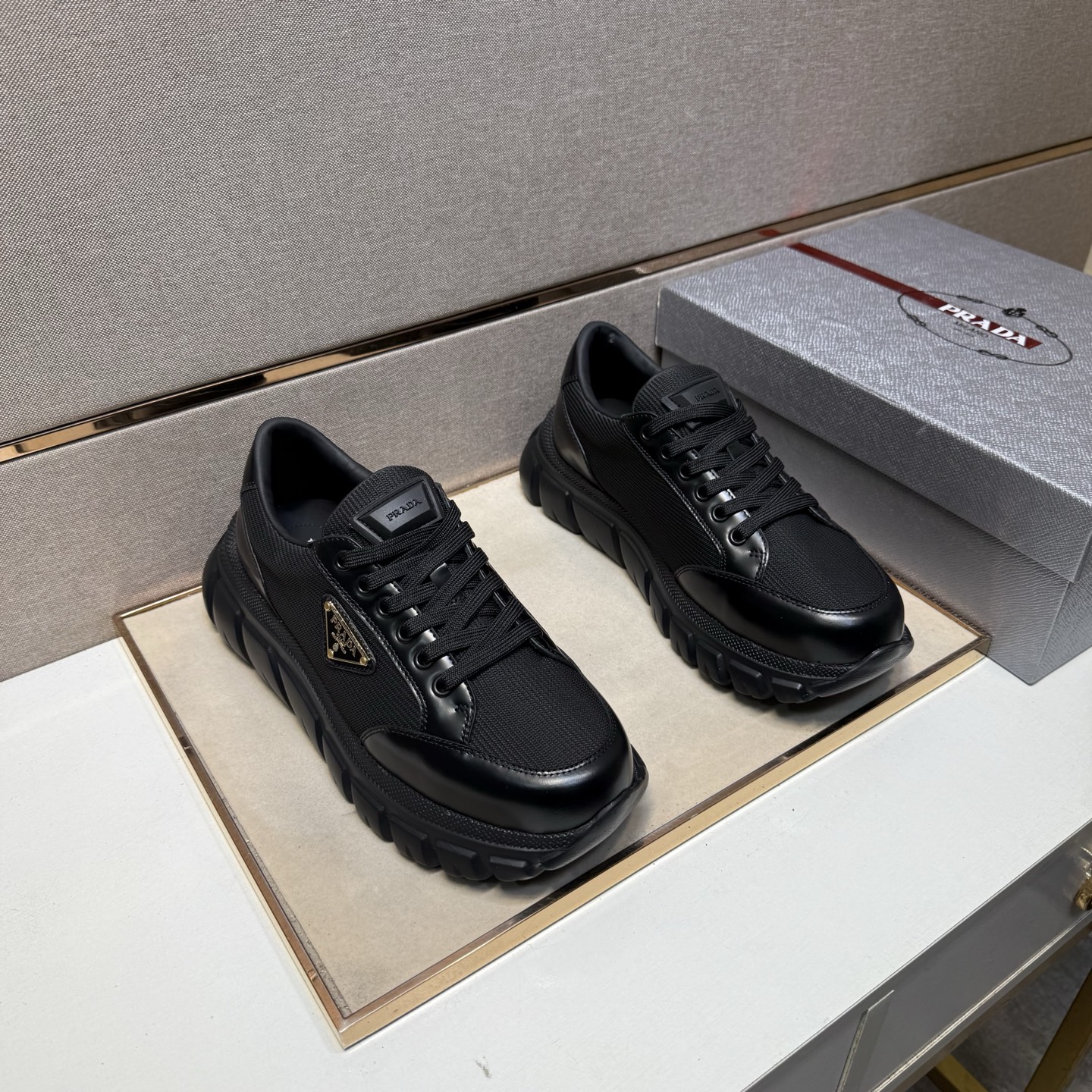 NO:354281,[Versey ~] Men's casual shoes 2025z cabinets are available simultaneously. Size: 38-44 # 4 color uppers are made of multi-material spliced ​​leather inner lining, comfortable and breathable, original sole is comfortable and wear-resistant, real-life shooting is even better, versace19860909【范思哲～】男士休闲鞋 2025z柜同步发售 码数:38-44 # 4个颜色鞋面选用多材质拼接真皮内里,舒适透气,鞋底原版舒适耐磨大底,实物拍摄实物更赞,,versace,Men's shoes