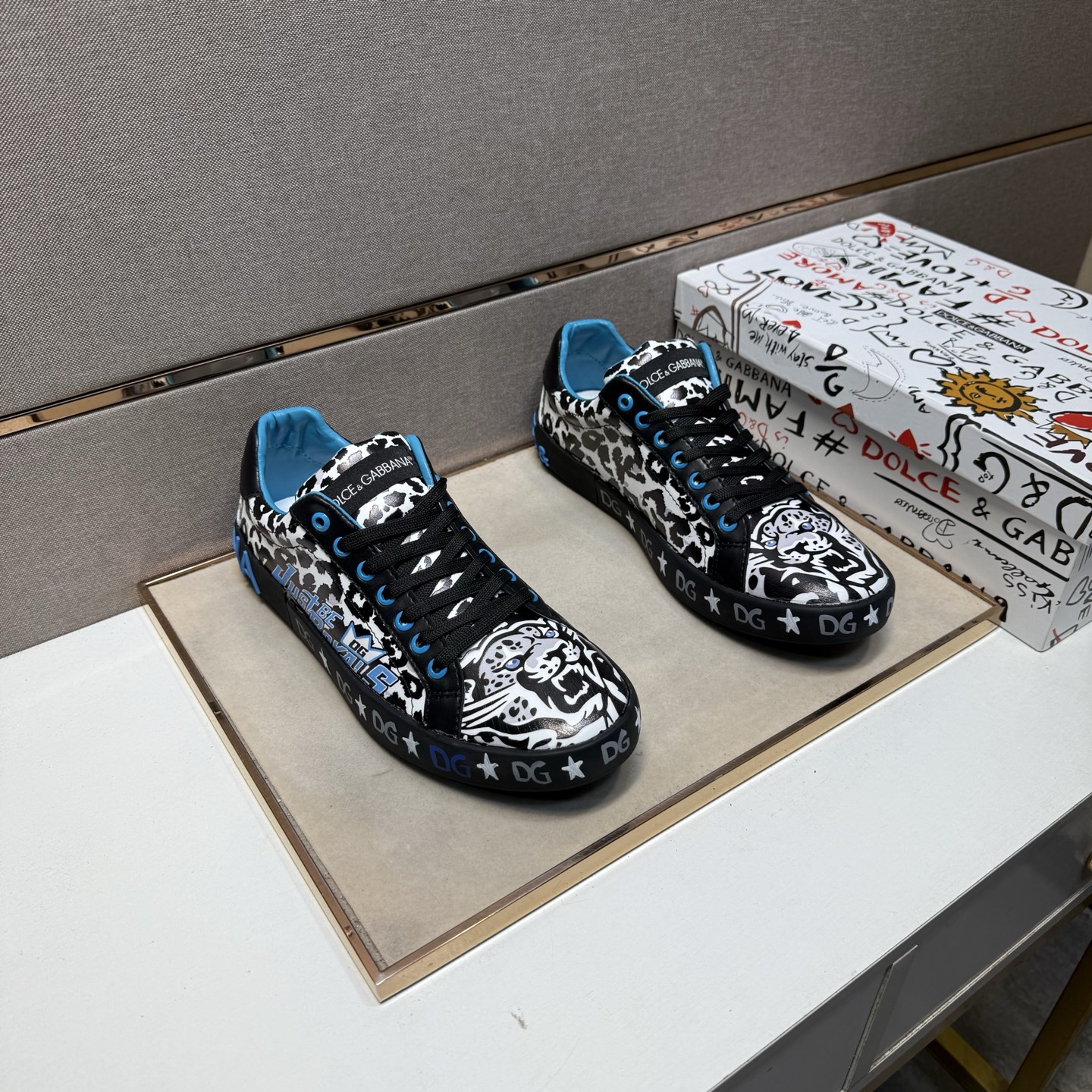 NO:355722,[DG~] Couple casual shoes are available at the same time in 2025z cabinet. Number of sizes: 35-44 # 1 color upper is made of multi-material spliced ​​leather inner lining, comfortable and breathable, original sole is comfortable and wear-resistant, real-life shooting is even better,19860909【DG～】情侣装休闲鞋 2025z柜同步发售 码数:35-44 # 1个颜色鞋面选用多材质拼接真皮内里,舒适透气,鞋底原版舒适耐磨大底,实物拍摄实物更赞,,Men's shoes