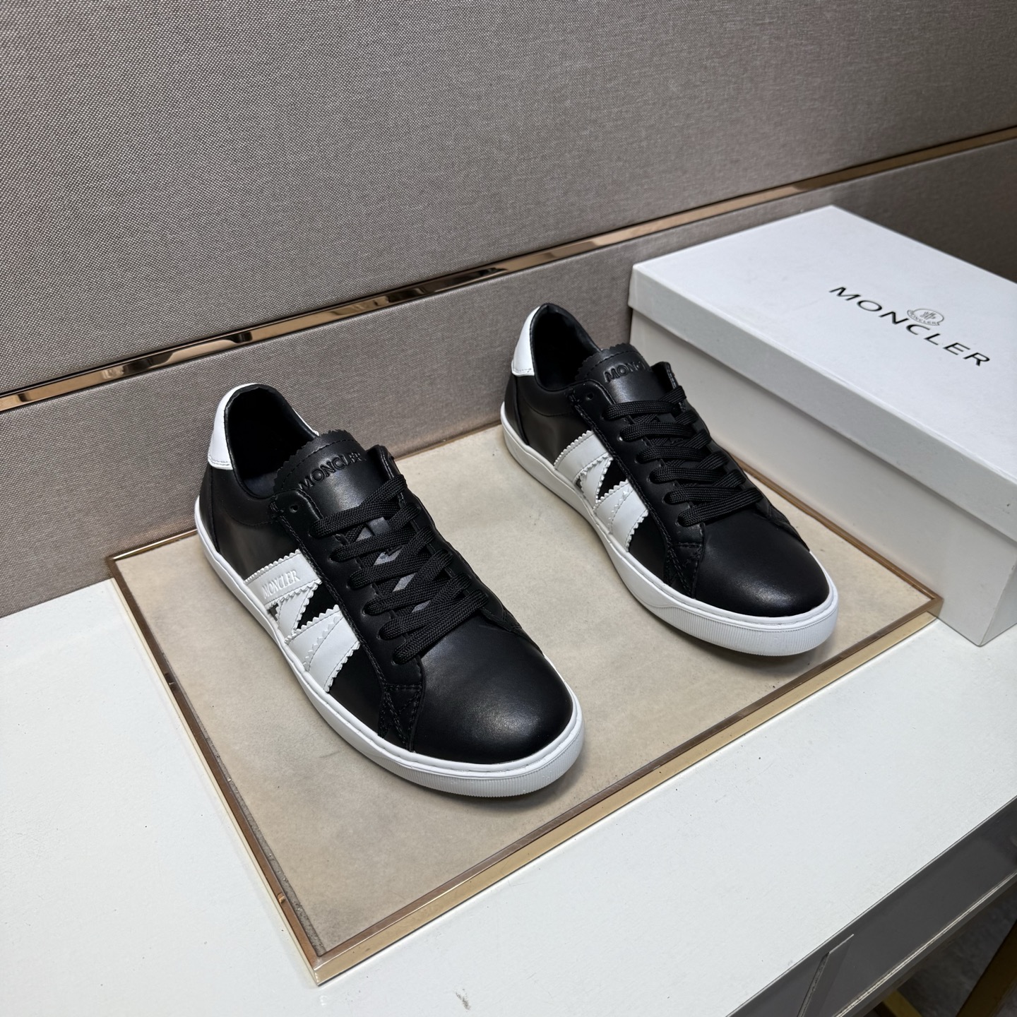 NO:357102,[Shield ~] Men's casual shoes are available simultaneously in 2025z cabinet. Size: 38-44 # 2 color uppers are made of multi-material spliced ​​leather inner lining, comfortable and breathable, original sole is comfortable and wear-resistant, real-life shooting is even better, Moncler19860909【蒙口～】男士休闲鞋 2025z柜同步发售 码数:38-44 # 2个颜色鞋面选用多材质拼接真皮内里,舒适透气,鞋底原版舒适耐磨大底,实物拍摄实物更赞,,Moncler,Men's shoes
