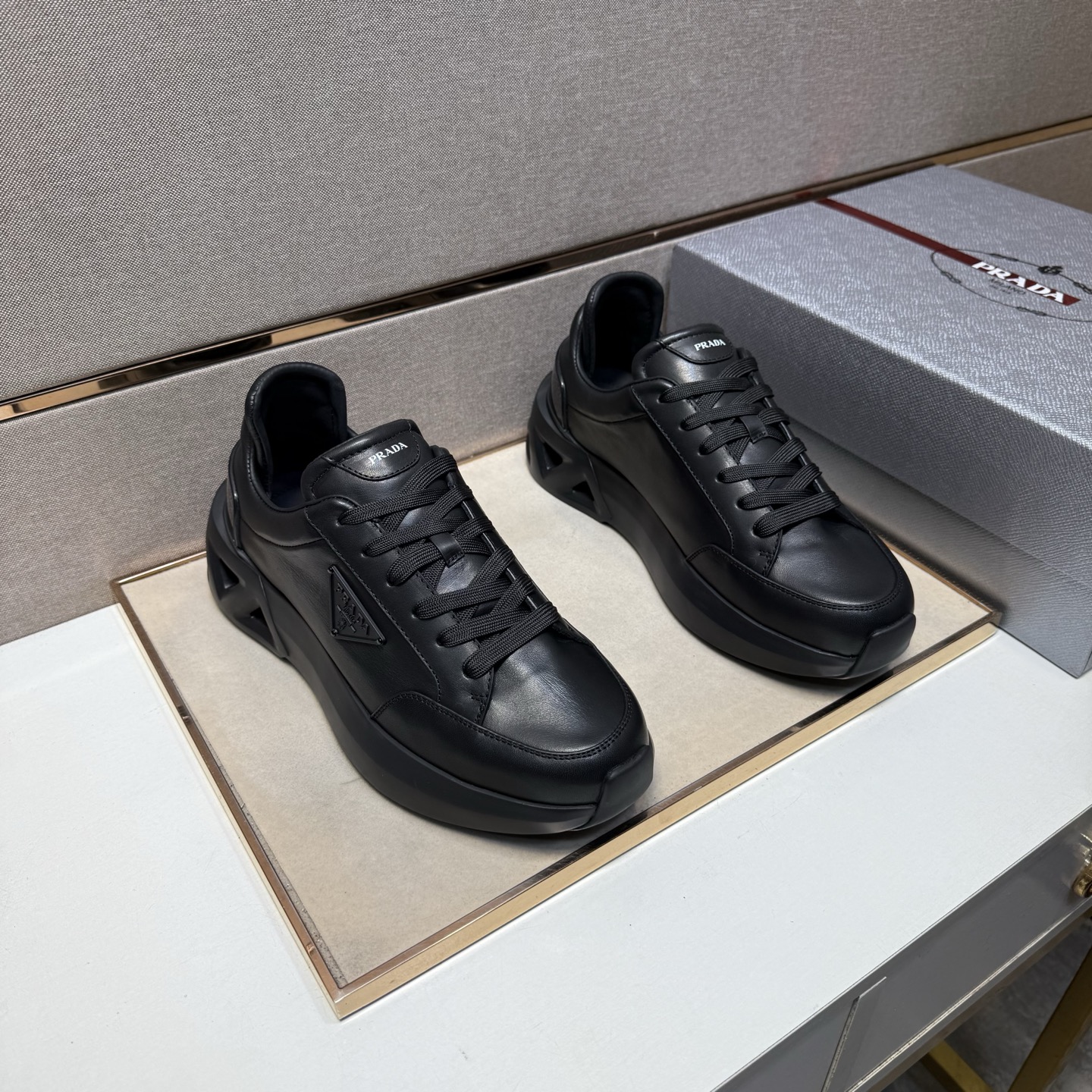 NO:344315,[Prada~] Men's casual shoes are available simultaneously for 2025z cabinets. Number of sizes: 38-44 # 2 color uppers are made of cowhide spliced ​​cowhide inner lining, comfortable and breathable, original sole comfortable and wear-resistant sole, real shots are even better, prada, cowhide19860909【普拉达～】男士休闲鞋 2025z柜同步发售 码数:38-44 # 2个颜色鞋面选用牛皮拼接牛皮内里,舒适透气,鞋底原版舒适耐磨大底,实物拍摄实物更赞,,prada,cowhide,Men's shoes
