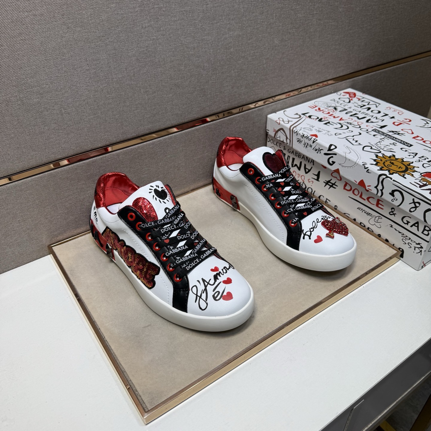 NO:344373,[DG~] Couple casual shoes are available at the same time in 2025z cabinet. Number of sizes: 35-44 # The uppers of the 4 colors are made of multi-material spliced ​​leather inner lining, comfortable and breathable, the original sole is comfortable and wear-resistant, and the real shot is even better.19860909【DG～】情侣装休闲鞋 2025z柜同步发售 码数:35-44 # 4个颜色鞋面选用多材质拼接真皮内里,舒适透气,鞋底原版舒适耐磨大底,实物拍摄实物更赞,,Men's shoes