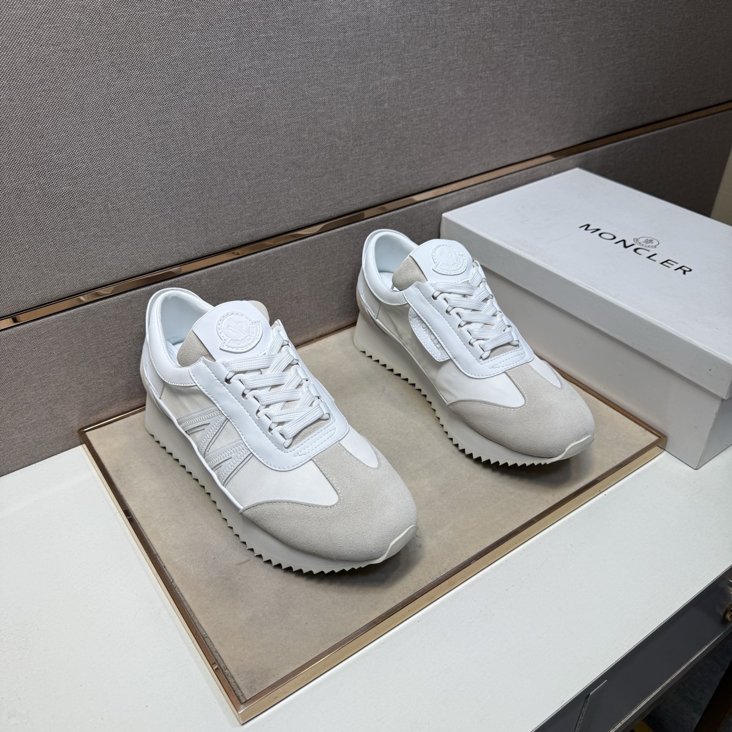 NO:344395,[Shield ~] Couple casual shoes are available simultaneously in 2025z cabinet. Size: 36-44 # 2 color uppers are made of multi-material spliced ​​leather inner lining, comfortable and breathable, original sole is comfortable and wear-resistant, real-life shooting is even better, Moncler19860909【蒙口～】情侣装休闲鞋 2025z柜同步发售 码数:36-44 # 2个颜色鞋面选用多材质拼接真皮内里,舒适透气,鞋底原版舒适耐磨大底,实物拍摄实物更赞,,Moncler,Men's shoes