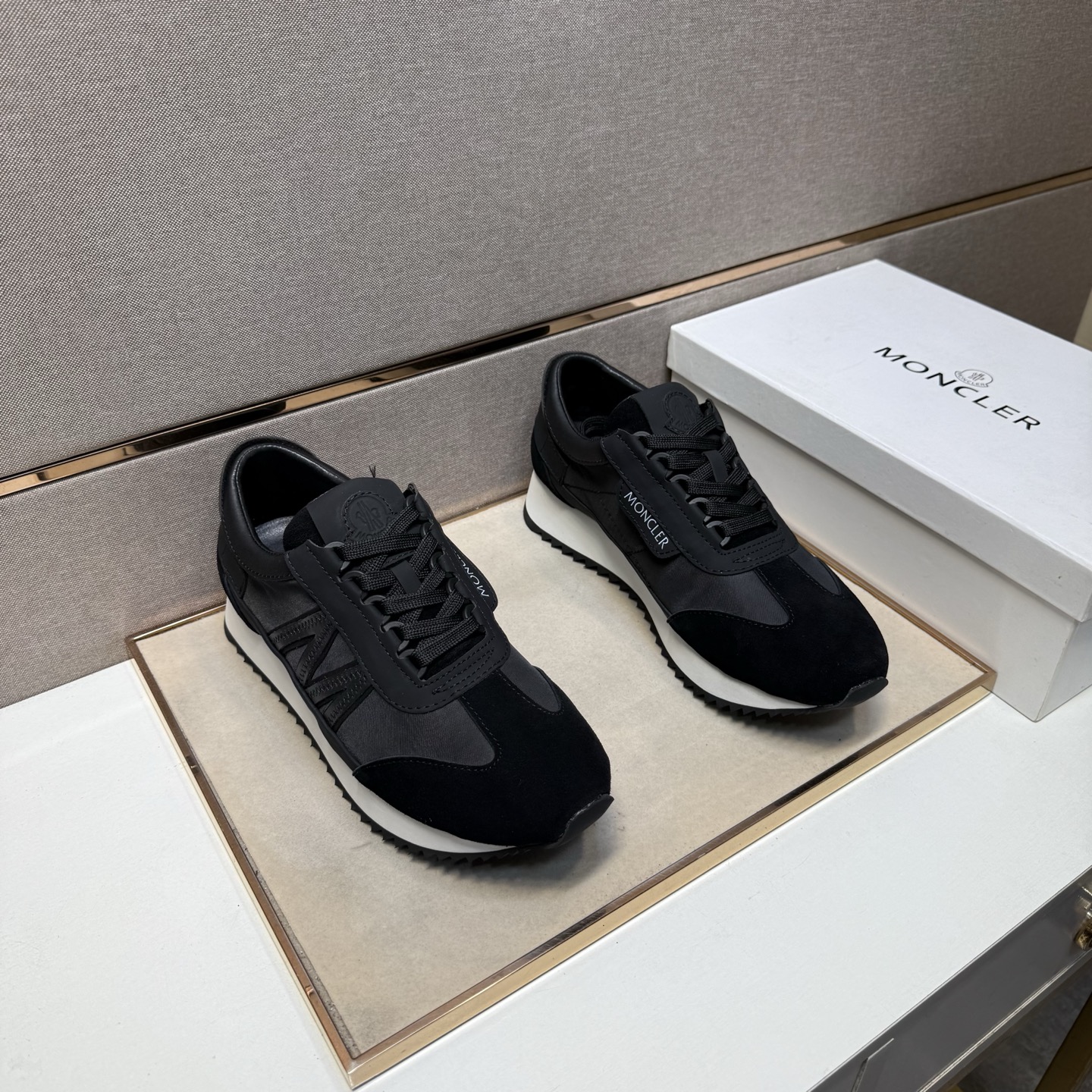 NO:346935,[Shield ~] Couple casual shoes are available simultaneously in 2025z cabinet. Size: 36-44 # 4 color uppers are made of multi-material spliced ​​leather inner lining, comfortable and breathable, original sole is comfortable and wear-resistant, real-life shooting is even better, Moncler19860909【蒙口～】情侣装休闲鞋 2025z柜同步发售 码数:36-44 # 4个颜色鞋面选用多材质拼接真皮内里,舒适透气,鞋底原版舒适耐磨大底,实物拍摄实物更赞,,Moncler,Men's shoes