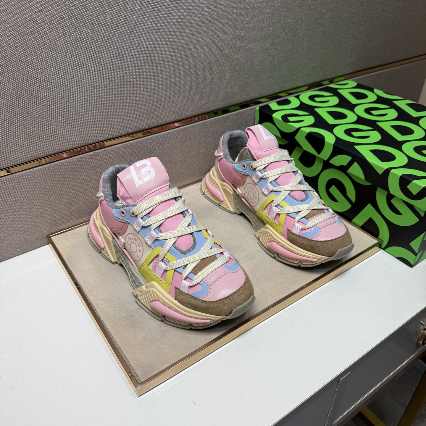 NO:346951,[DG~] Couple casual shoes are available at the same time in 2025z cabinet. Number of sizes: 35-44 # 1 color upper is made of multi-material spliced ​​mesh inner lining, comfortable and breathable, original sole is comfortable and wear-resistant, real-life shooting is even better,19860909【DG～】情侣装休闲鞋 2025z柜同步发售 码数:35-44 # 1个颜色鞋面选用多材质拼接网布内里,舒适透气,鞋底原版舒适耐磨大底,实物拍摄实物更赞,,Men's shoes