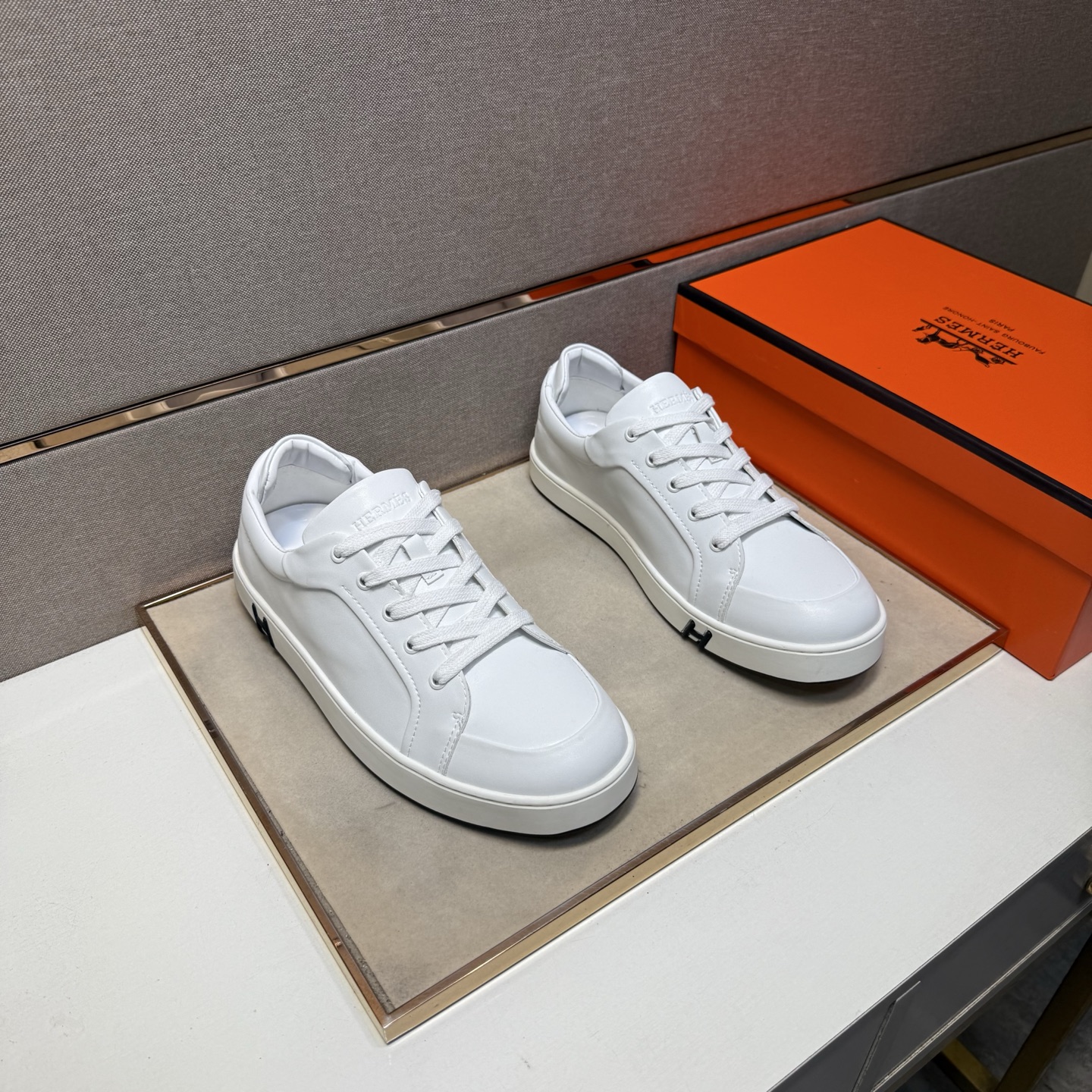 NO:347020,[Hermes ~] Couple casual shoes are available simultaneously in 2025z cabinet. Size: 36-44 # 2 color uppers are made of multi-material spliced ​​leather inner lining, comfortable and breathable, original sole is comfortable and wear-resistant, real-life shooting is even better, hermes19860909【爱马仕～】情侣装休闲鞋 2025z柜同步发售 码数:36-44 # 2个颜色鞋面选用多材质拼接真皮内里,舒适透气,鞋底原版舒适耐磨大底,实物拍摄实物更赞,,hermes,Men's shoes