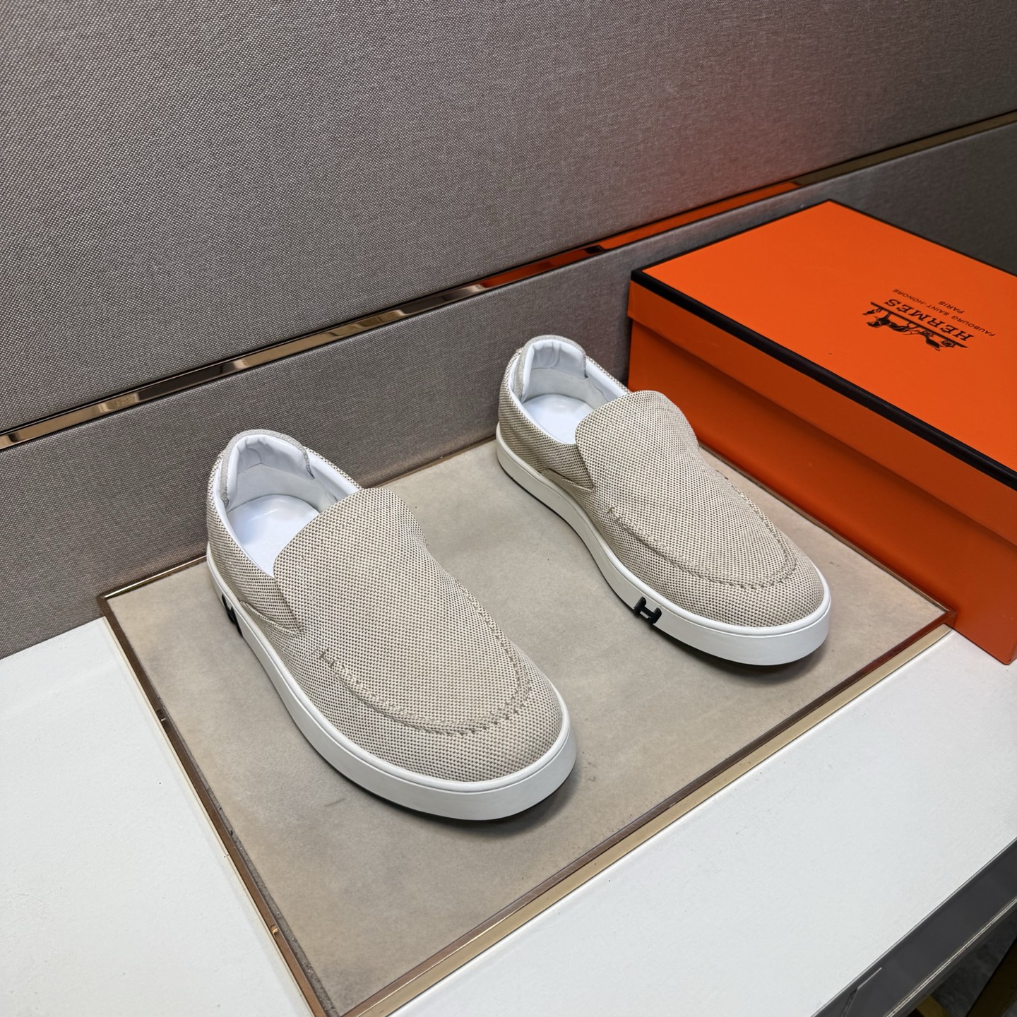 NO:347036,[Hermes ~] Couple casual shoes are available at the same time in 2025z cabinet. Size: 36-44 # 1 color upper is made of multi-material spliced ​​leather inner lining, comfortable and breathable, original sole is comfortable and wear-resistant, real-life shooting is even better, hermes19860909【爱马仕～】情侣装休闲鞋 2025z柜同步发售 码数:36-44 # 1个颜色鞋面选用多材质拼接真皮内里,舒适透气,鞋底原版舒适耐磨大底,实物拍摄实物更赞,,hermes,Men's shoes