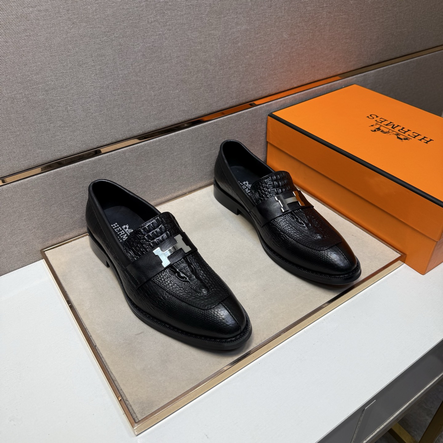 NO:557300,[Hermès~] Men's casual formal leather shoes are on sale simultaneously in 2025z cabinets. Size: 39-44 # 2 colors. The upper is made of multi-material spliced ​​genuine leather lining, which is comfortable and breathable. The original sole is comfortable and wear-resistant. The real thing is better when photographed in real life. Hermes19860909【爱马仕～】男士休闲正装皮鞋 2025z柜同步发售 码数:39-44 # 2个颜色鞋面选用多材质拼接真皮内里,舒适透气,鞋底原版舒适耐磨大底,实物拍摄实物更赞,,hermes,Men's shoes
