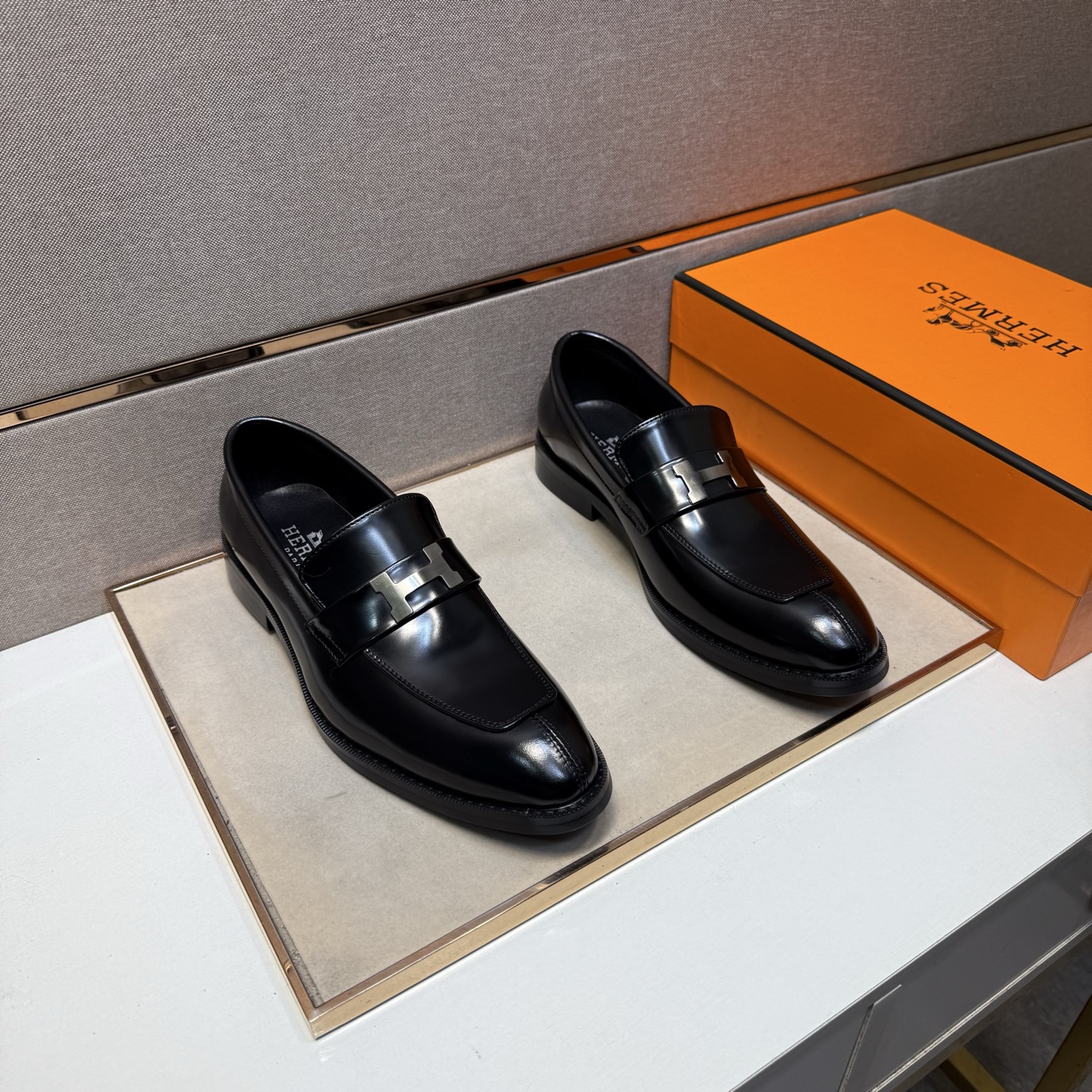 NO:557309,[Hermès~] Men's casual formal leather shoes are on sale simultaneously in 2025z cabinets. Number of sizes: 39-44 # 3 colors. The upper is made of multi-material spliced ​​genuine leather lining, which is comfortable and breathable. The original sole is comfortable and wear-resistant. The real thing is better when photographed in real life. Hermes19860909【爱马仕～】男士休闲正装皮鞋 2025z柜同步发售 码数:39-44 # 3个颜色鞋面选用多材质拼接真皮内里,舒适透气,鞋底原版舒适耐磨大底,实物拍摄实物更赞,,hermes,Men's shoes