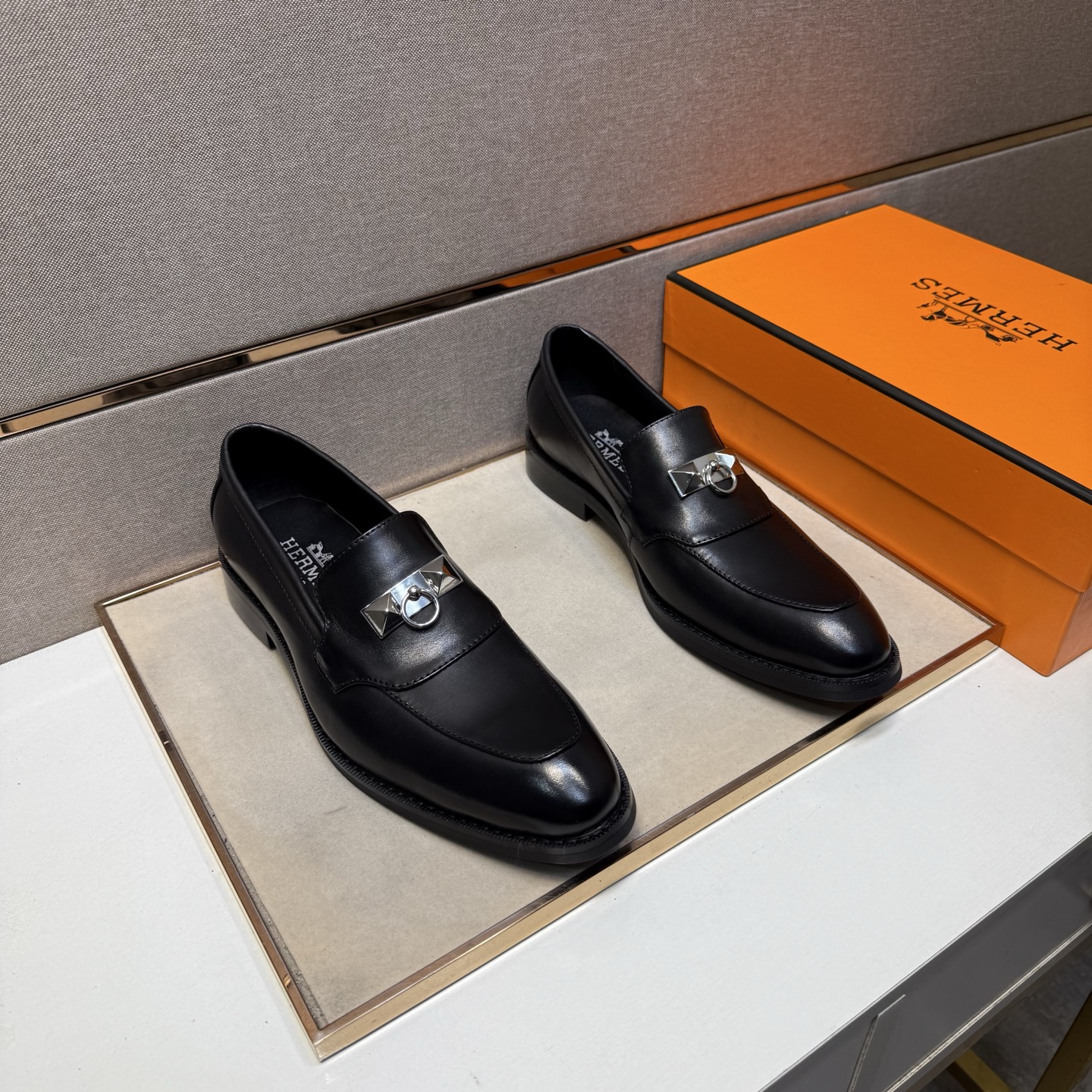 NO:557257,[Hermès~] Men's casual formal leather shoes are on sale simultaneously in 2025z cabinets. Size: 39-44 # 1 color. The upper is made of multi-material spliced ​​genuine leather lining, which is comfortable and breathable. The original sole is comfortable and wear-resistant. The real thing is better when photographed in real life. Hermes19860909【爱马仕～】男士休闲正装皮鞋 2025z柜同步发售 码数:39-44 # 1个颜色鞋面选用多材质拼接真皮内里,舒适透气,鞋底原版舒适耐磨大底,实物拍摄实物更赞,,hermes,Men's shoes
