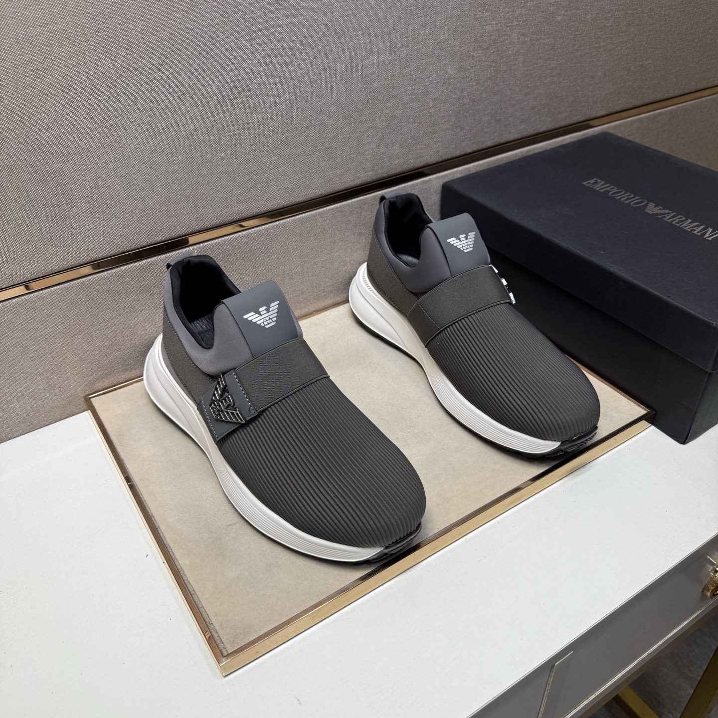 NO:352712,[Armani ~] Men's casual shoes 2025z cabinets are available simultaneously. Number of sizes: 38-44 # 3 color uppers are made of multi-material spliced ​​mesh fabric inner lining, comfortable and breathable, original sole comfortable and wear-resistant sole, real-life shooting is even better, Armani19860909【阿玛尼～】男士休闲鞋 2025z柜同步发售 码数:38-44 # 3个颜色鞋面选用多材质拼接网布内里,舒适透气,鞋底原版舒适耐磨大底,实物拍摄实物更赞,,armani,Men's shoes