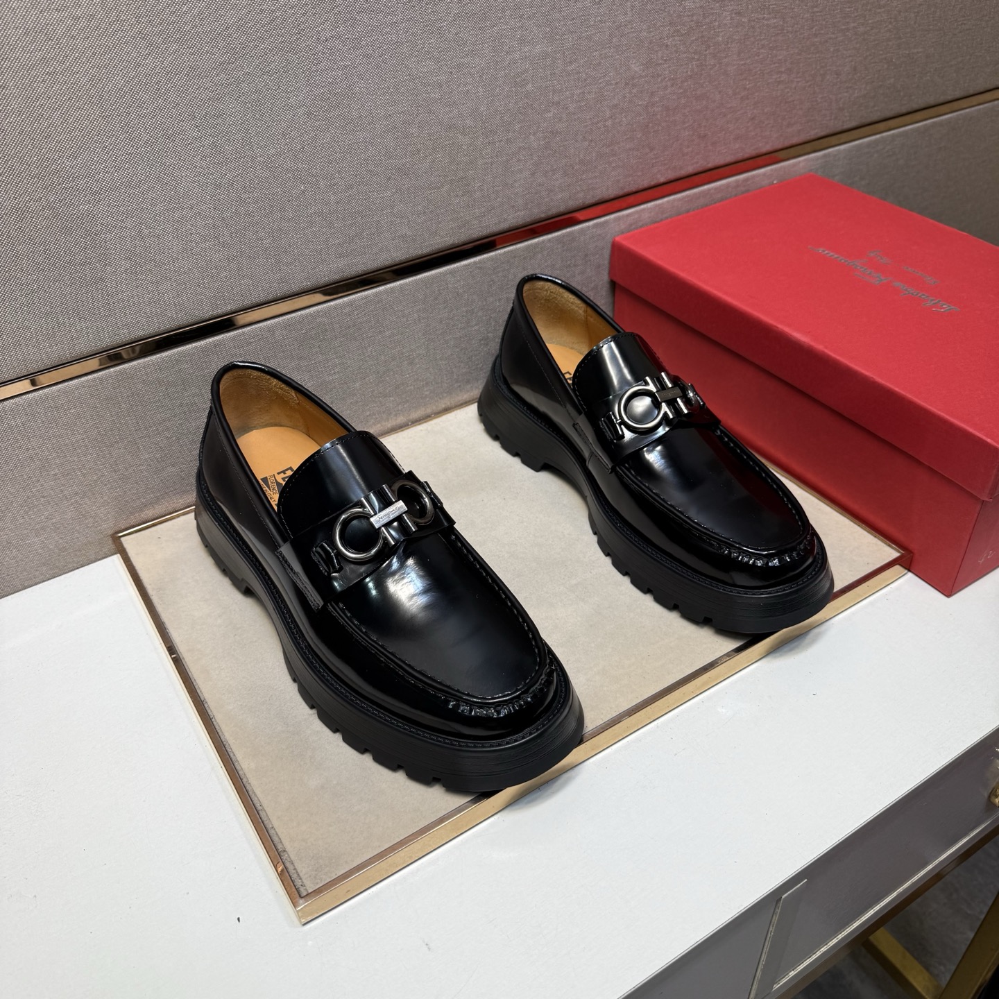NO:354152,[Ferragamo ~] Men's casual leather shoes are available simultaneously in 2025z cabinet. Size: 38-44 # 2 color uppers are made of cowhide spliced ​​cowhide inner lining, comfortable and breathable, original sole comfortable and wear-resistant sole, real shots are even better, ferragamo, cowhide19860909【菲拉格慕～】男士休闲皮鞋 2025z柜同步发售 码数:38-44 # 2个颜色鞋面选用牛皮拼接牛皮内里,舒适透气,鞋底原版舒适耐磨大底,实物拍摄实物更赞,,ferragamo,cowhide,Men's shoes
