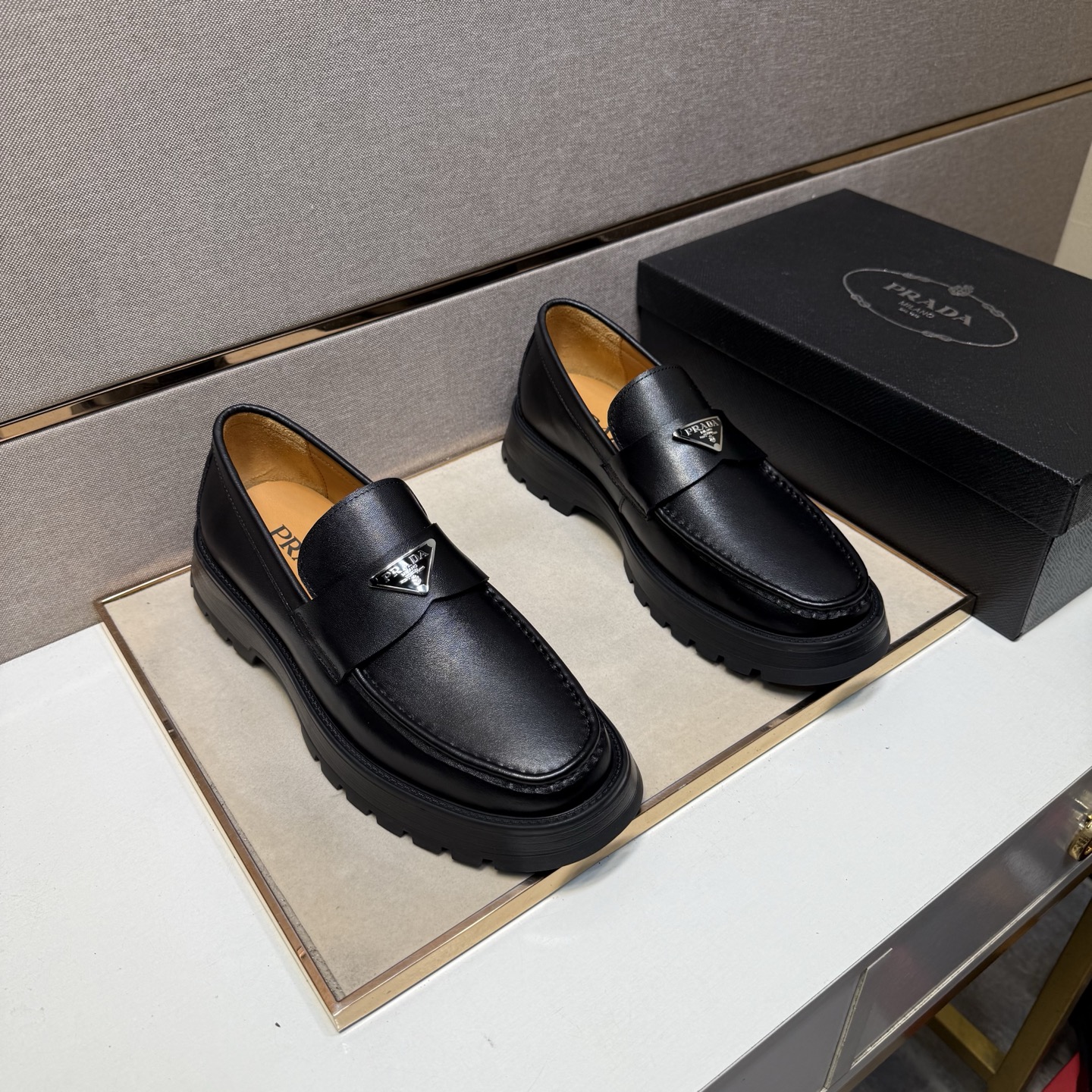 NO:354001,[Prada~] Men's casual leather shoes are available simultaneously in 2025z cabinet. Size: 38-44 # 2 color uppers are made of cowhide spliced ​​cowhide inner lining, comfortable and breathable, original sole comfortable and wear-resistant sole, real shots are even better, prada, cowhide19860909【普拉达～】男士休闲皮鞋 2025z柜同步发售 码数:38-44 # 2个颜色鞋面选用牛皮拼接牛皮内里,舒适透气,鞋底原版舒适耐磨大底,实物拍摄实物更赞,,prada,cowhide,Men's shoes