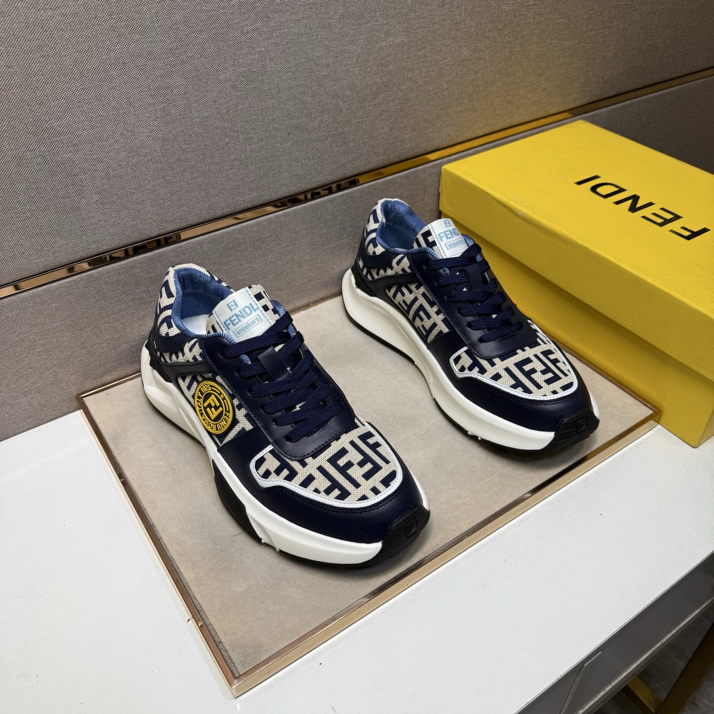 NO:354941,[Fendi~] Men's casual shoes are available simultaneously in 2025z cabinet. Number of sizes: 38-44 # 4 color uppers are made of multi-material spliced ​​mesh fabric inner lining, comfortable and breathable, original sole is comfortable and wear-resistant, real-life shooting is even better, fendi19860909【芬迪～】男士休闲鞋 2025z柜同步发售 码数:38-44 # 4个颜色鞋面选用多材质拼接网布内里,舒适透气,鞋底原版舒适耐磨大底,实物拍摄实物更赞,,fendi,Men's shoes