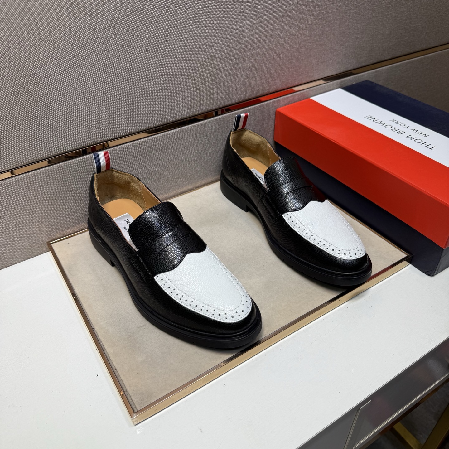 NO:354986,[Tom TB~] Men's casual leather shoes are available simultaneously in 2025z cabinet. Size: 38-44 # 2 color uppers are made of cowhide spliced ​​leather inner lining, comfortable and breathable, original sole comfortable and wear-resistant sole, real shots are even better, cowhide19860909【汤姆TB～】男士休闲皮鞋 2025z柜同步发售 码数:38-44 # 2个颜色鞋面选用牛皮拼接真皮内里,舒适透气,鞋底原版舒适耐磨大底,实物拍摄实物更赞,,cowhide,Men's shoes