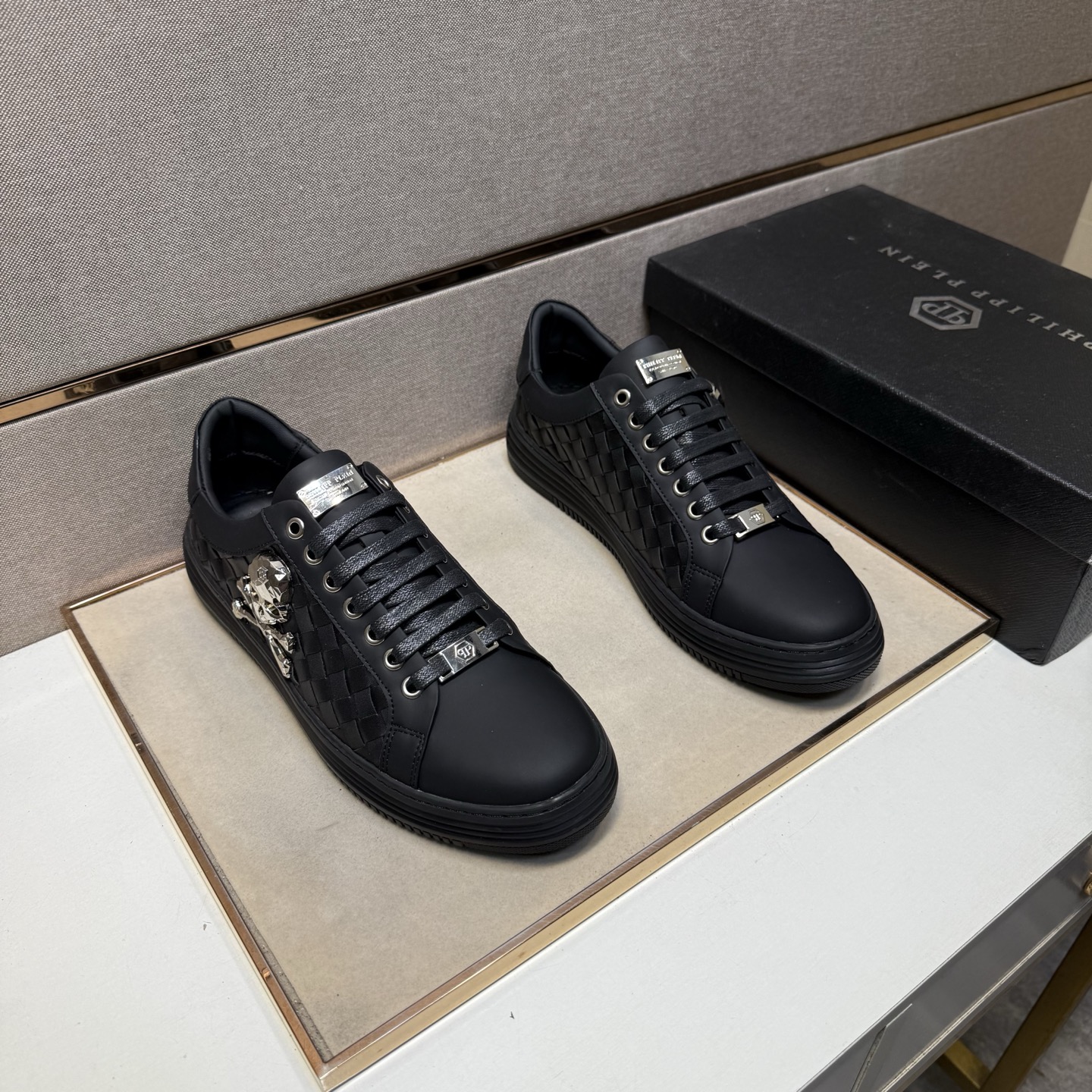 NO:355727,[PP~] Men's casual shoes, 2025z cabinets are available simultaneously. Size: 38-44# 2 colors of the upper are made of multi-material spliced ​​sheepskin inner lining, comfortable and breathable, original sole comfortable and wear-resistant and non-slip sole, real shots are even better, sheepskin19860909【PP～】男士休闲鞋,2025z柜同步发售 码数:38-44# 2个颜色鞋面选用多材质拼接羊皮内里,舒适透气,鞋底原版舒适耐磨防滑大底,实物拍摄实物更赞,,sheepskin,Men's shoes