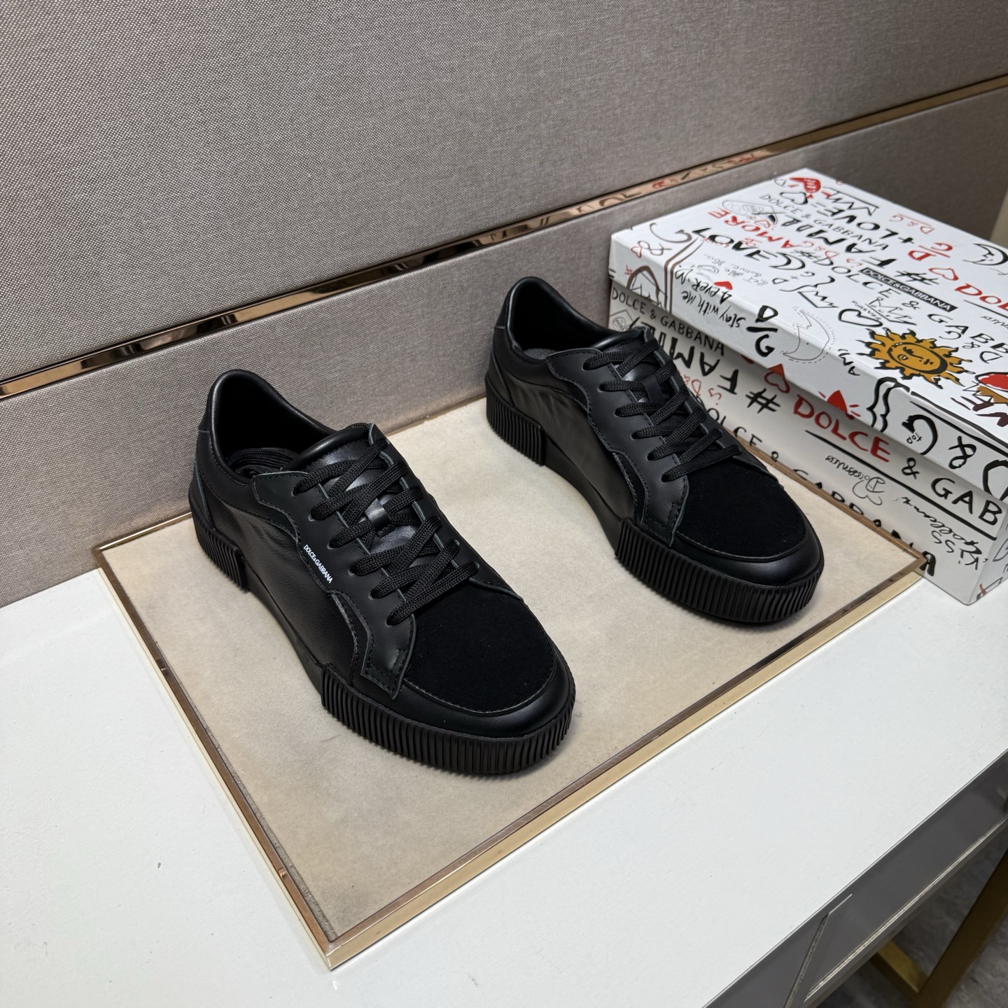 NO:355619,[DG~] Men's casual shoes, 2025z cabinets are available simultaneously. Number of sizes: 38-44# 2 colors of uppers are made of multi-material spliced ​​leather inner lining, comfortable and breathable, original sole is comfortable and wear-resistant and non-slip sole, and the real shot is even better.19860909【DG～】男士休闲鞋,2025z柜同步发售 码数:38-44# 2个颜色鞋面选用多材质拼接真皮内里,舒适透气,鞋底原版舒适耐磨防滑大底,实物拍摄实物更赞,,Men's shoes