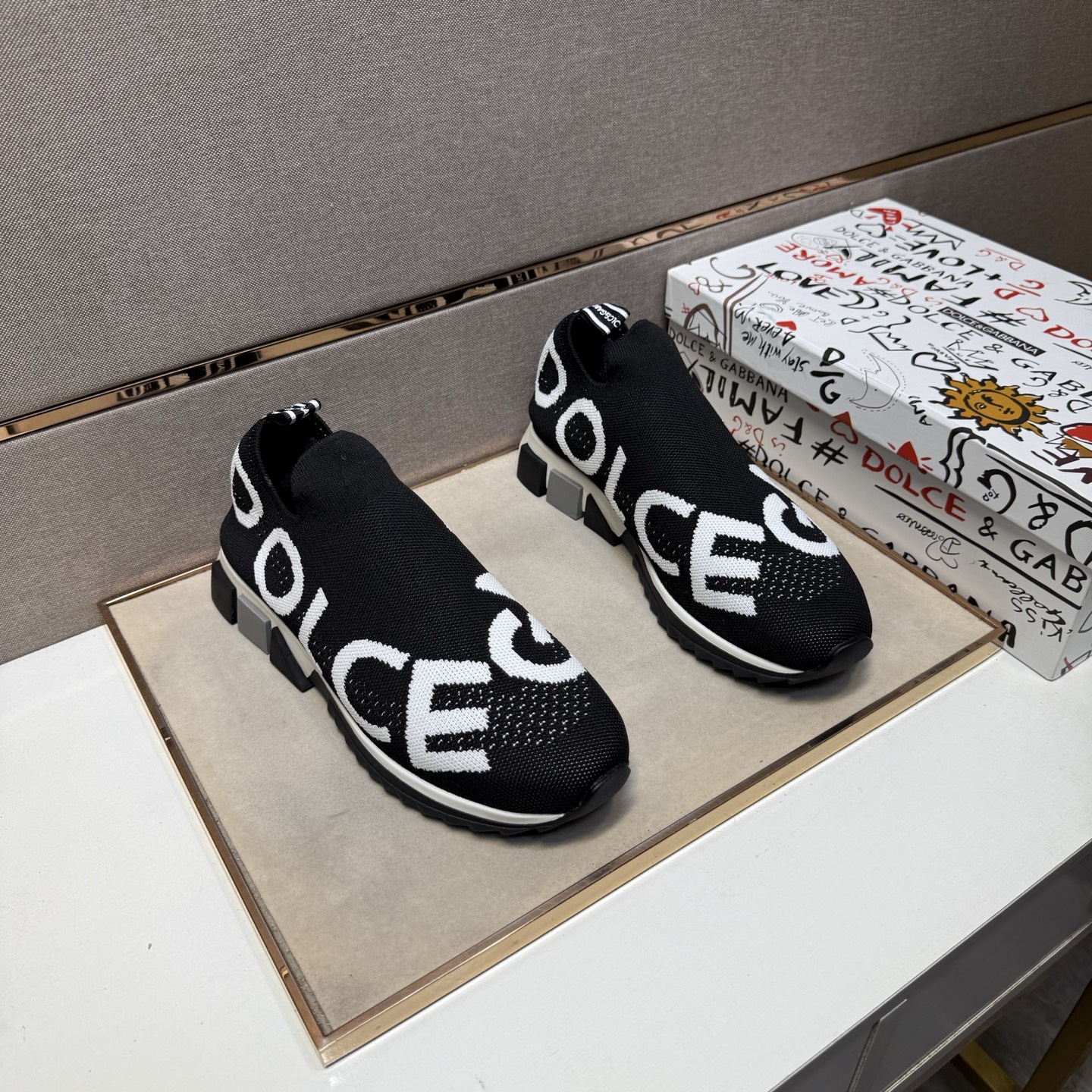 NO:355639,[DG~] Couple casual shoes, 2025z cabinets are available simultaneously. Size: 35-44# 1 color upper is made of multi-material spliced ​​mesh inner lining, comfortable and breathable, the original sole is comfortable and wear-resistant and non-slip sole, and the real thing is even better.19860909【DG～】情侣装休闲鞋,2025z柜同步发售 码数:35-44# 1个颜色鞋面选用多材质拼接网布内里,舒适透气,鞋底原版舒适耐磨防滑大底,实物拍摄实物更赞,,Men's shoes