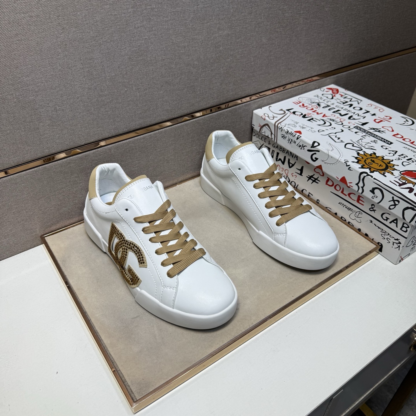 NO:355647,[DG~] Couple casual shoes, 2025z cabinets are available simultaneously. Size: 35-44# 1 color upper is made of multi-material spliced ​​leather inner lining, comfortable and breathable, the original sole is comfortable and wear-resistant and non-slip sole, and the real thing is even better.19860909【DG～】情侣装休闲鞋,2025z柜同步发售 码数:35-44# 1个颜色鞋面选用多材质拼接真皮内里,舒适透气,鞋底原版舒适耐磨防滑大底,实物拍摄实物更赞,,Men's shoes