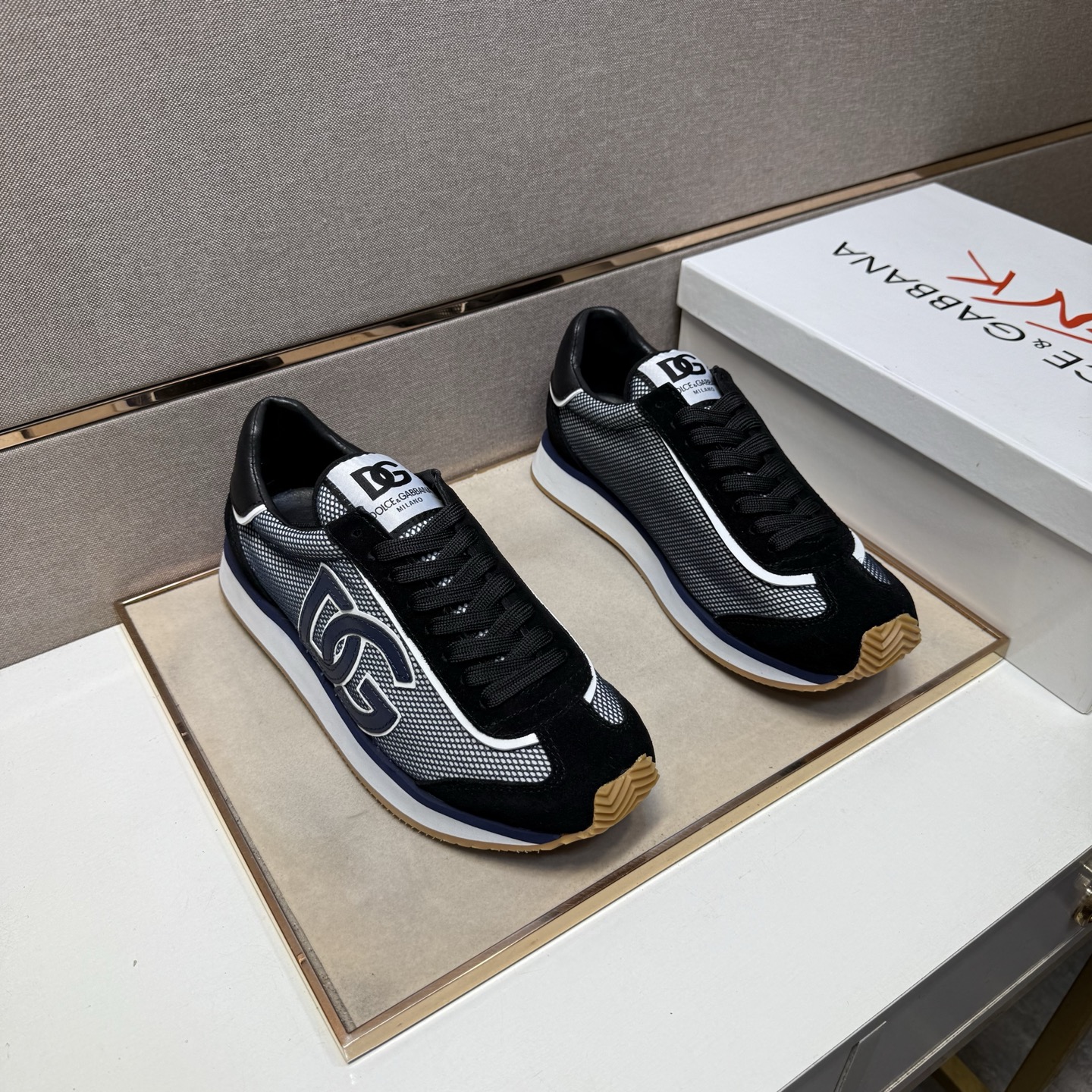 NO:355662,[DG~] Couple casual shoes, 2025z cabinets are available simultaneously. Size: 35-44# 1 color upper is made of multi-material spliced ​​mesh inner lining, comfortable and breathable, the original sole is comfortable and wear-resistant and non-slip sole, and the real thing is even better.19860909【DG～】情侣装休闲鞋,2025z柜同步发售 码数:35-44# 1个颜色鞋面选用多材质拼接网布内里,舒适透气,鞋底原版舒适耐磨防滑大底,实物拍摄实物更赞,,Men's shoes