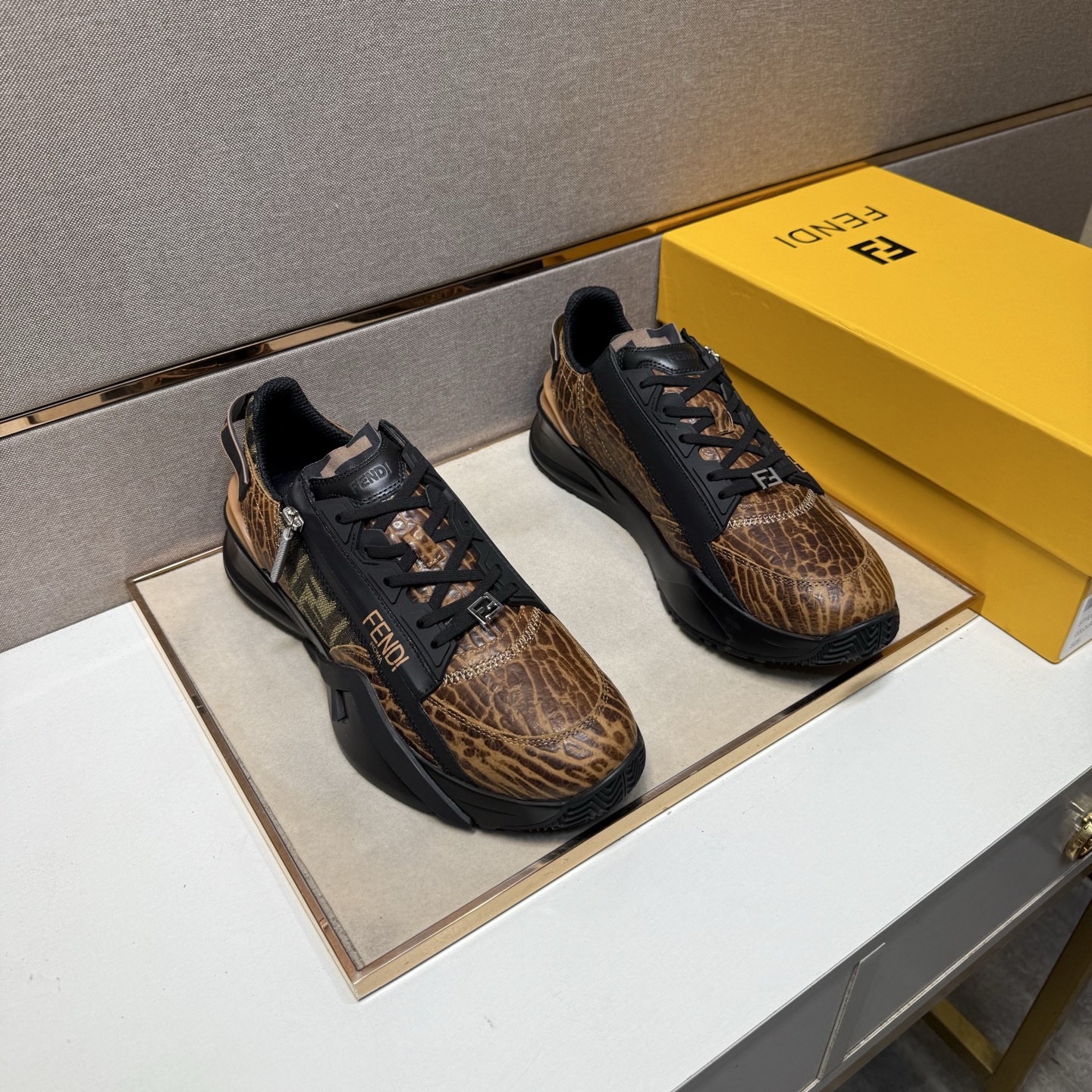 NO:355709,[Fendi~] Men's casual shoes are available simultaneously in 2025z cabinet. Size: 38-44 # 3 color uppers are made of multi-material spliced ​​mesh fabric inner lining, comfortable and breathable, original sole is comfortable and wear-resistant, real-life shooting is even better, fendi19860909【芬迪～】男士休闲鞋 2025z柜同步发售 码数:38-44 # 3个颜色鞋面选用多材质拼接网布内里,舒适透气,鞋底原版舒适耐磨大底,实物拍摄实物更赞,,fendi,Men's shoes