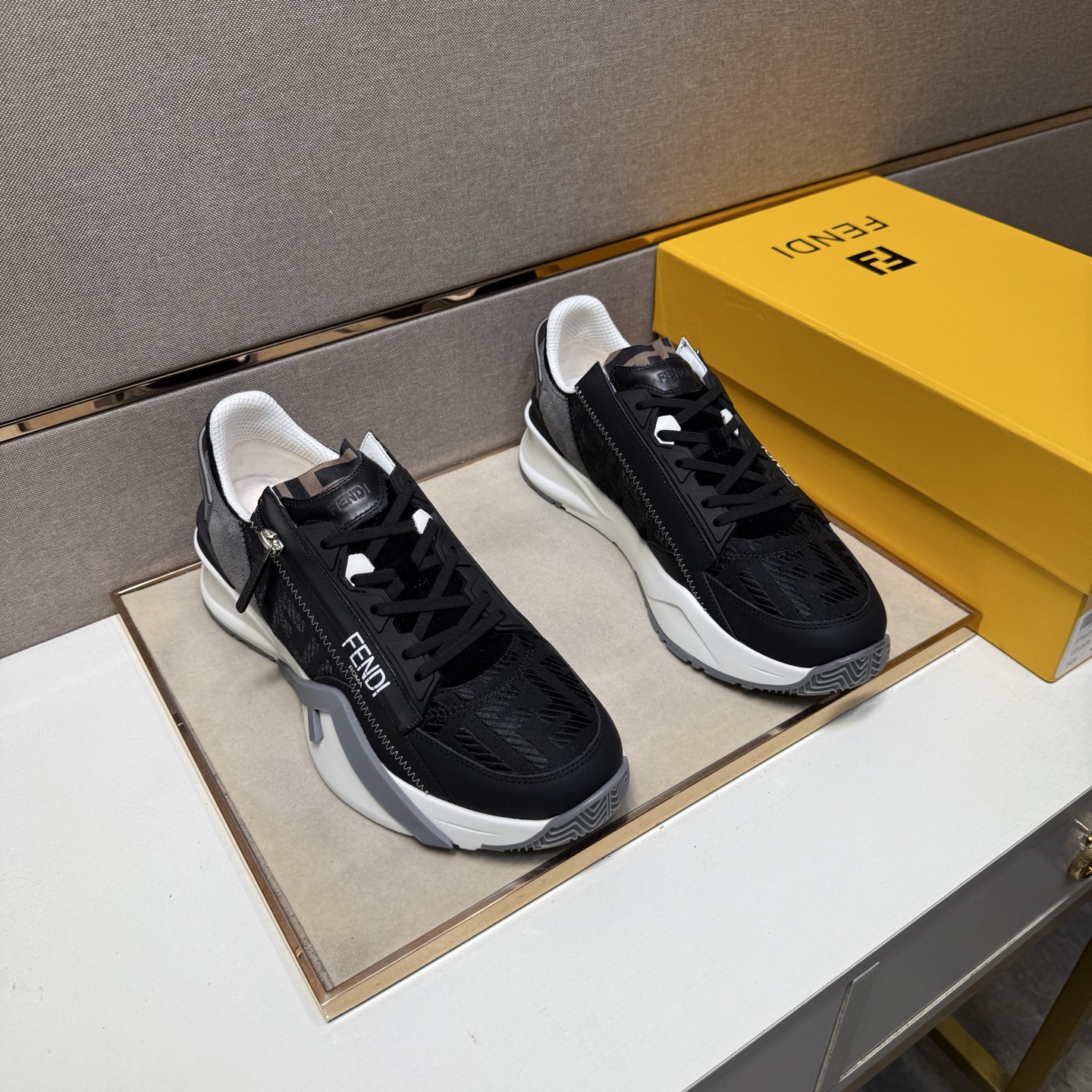 NO:355733,[Fendi~] Men's casual shoes are available simultaneously in 2025z cabinet. Size: 38-44 # 2 color uppers are made of multi-material spliced ​​mesh fabric inner lining, comfortable and breathable, original sole is comfortable and wear-resistant, real-life shooting is even better, fendi19860909【芬迪～】男士休闲鞋 2025z柜同步发售 码数:38-44 # 2个颜色鞋面选用多材质拼接网布内里,舒适透气,鞋底原版舒适耐磨大底,实物拍摄实物更赞,,fendi,Men's shoes