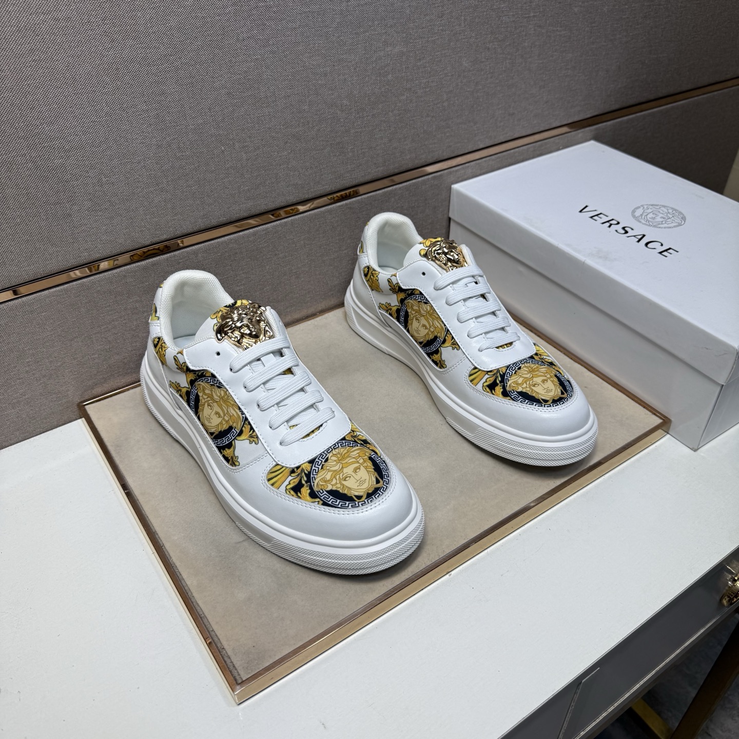 NO:356477,[Versey ~] Men's casual shoes 2025z cabinets are available simultaneously. Size: 38-44 # 2 color uppers are made of multi-material splicing mesh inner lining, comfortable and breathable, original sole comfortable and wear-resistant sole, real-life shooting is even better, versace19860909【范思哲～】男士休闲鞋 2025z柜同步发售 码数:38-44 # 2个颜色鞋面选用多材质拼接网布内里,舒适透气,鞋底原版舒适耐磨大底,实物拍摄实物更赞,,versace,Men's shoes