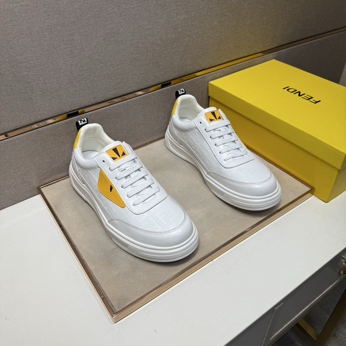 NO:356492,[Fendi~] Men's casual shoes are available simultaneously in 2025z cabinet. Size: 38-44 # 2 color uppers are made of multi-material spliced ​​mesh fabric inner lining, comfortable and breathable, original sole is comfortable and wear-resistant, real-life shooting is even better, fendi19860909【芬迪～】男士休闲鞋 2025z柜同步发售 码数:38-44 # 2个颜色鞋面选用多材质拼接网布内里,舒适透气,鞋底原版舒适耐磨大底,实物拍摄实物更赞,,fendi,Men's shoes