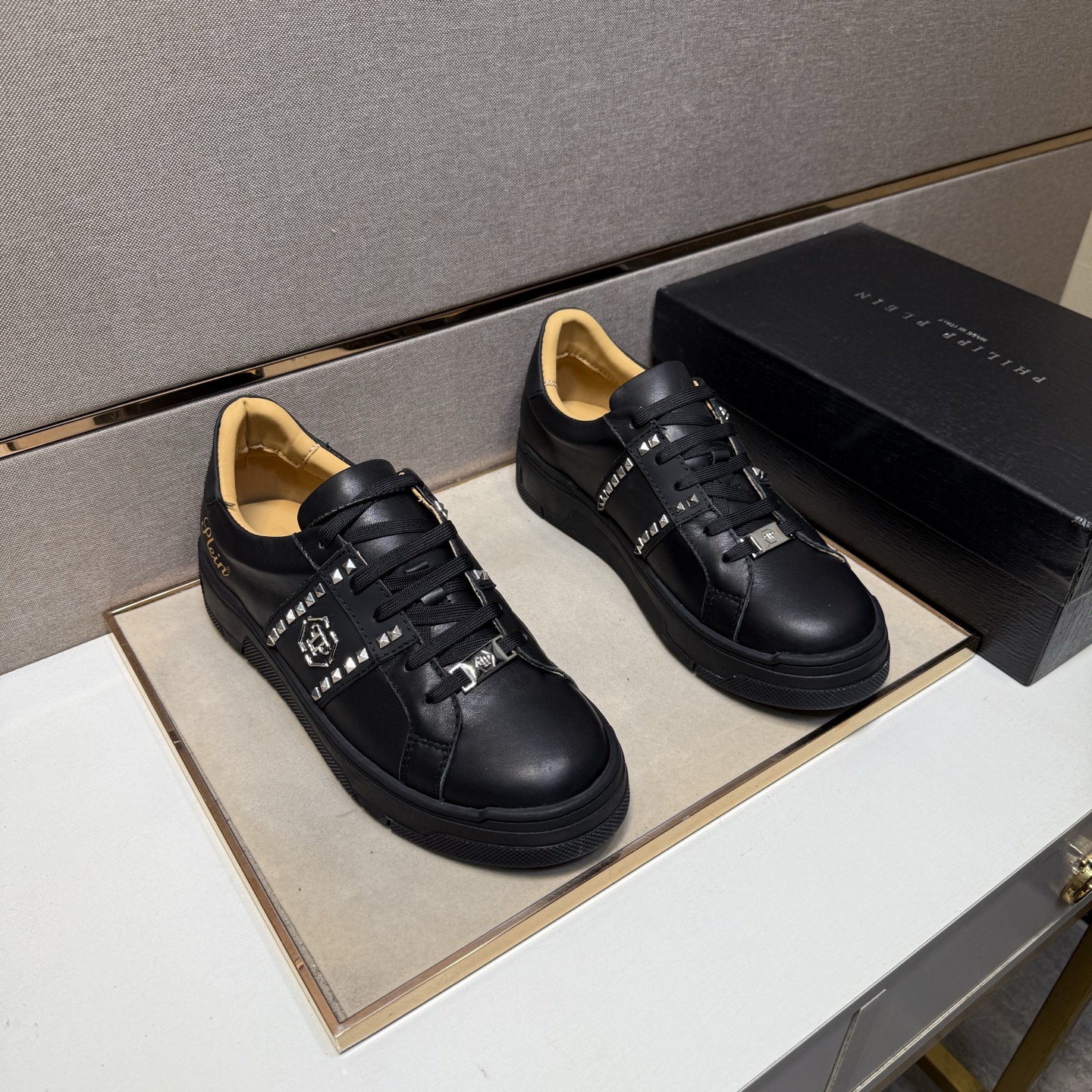 NO:357045,【PP～】Men's casual shoes 2025z cabinets are available simultaneously. Number of sizes: 40-44 # 1 color upper is made of cowhide spliced ​​cowhide inner lining, comfortable and breathable, original sole is comfortable and wear-resistant, real-life shooting is even better, cowhide19860909【PP～】男士休闲鞋 2025z柜同步发售 码数:40-44 # 1个颜色鞋面选用牛皮拼接牛皮内里,舒适透气,鞋底原版舒适耐磨大底,实物拍摄实物更赞,,cowhide,Men's shoes