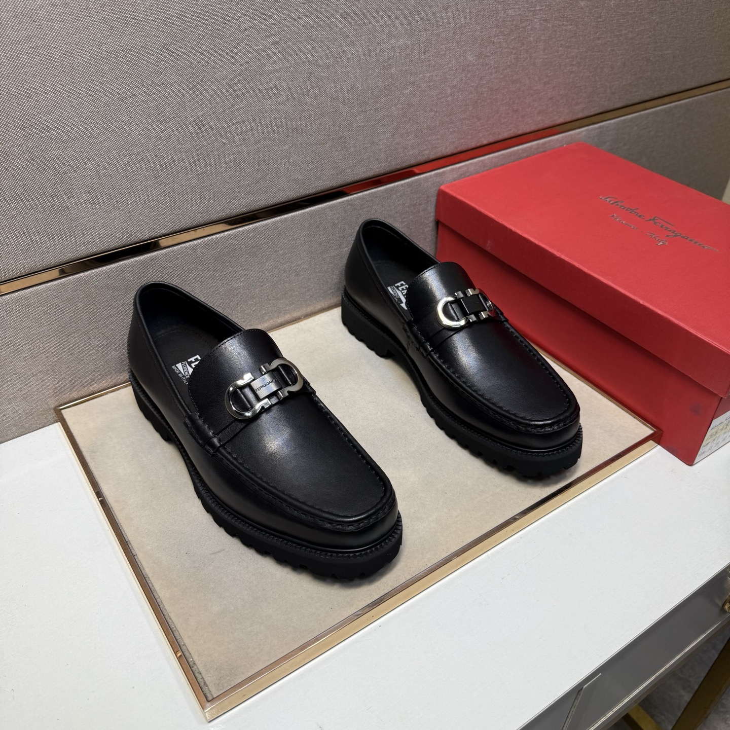 NO:510842,[Ferragamo ~] Men's casual leather shoes 2025z cabinets are available simultaneously. Size: 38-44 # 2 color uppers are made of cowhide spliced ​​cowhide inner lining, comfortable and breathable, original sole comfortable and wear-resistant sole, real shots are even better, ferragamo, cowhide19860909【菲拉格慕～】男士休闲正装皮鞋 2025z柜同步发售 码数:38-44 # 2个颜色鞋面选用牛皮拼接牛皮内里,舒适透气,鞋底原版舒适耐磨大底,实物拍摄实物更赞,,ferragamo,cowhide,Men's shoes