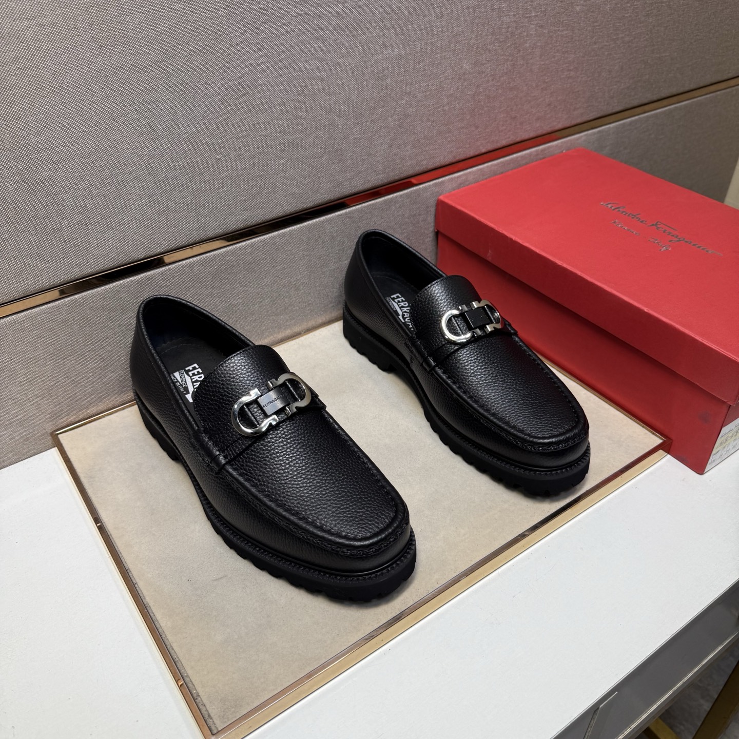 NO:510845,[Ferragamo ~] Men's casual leather shoes are available simultaneously in 2025z cabinet. Size: 38-44 # 1 color upper is made of cowhide spliced ​​cowhide inner lining, comfortable and breathable, original sole is comfortable and wear-resistant, real-life shooting is even better, ferragamo, cowhide19860909【菲拉格慕～】男士休闲正装皮鞋 2025z柜同步发售 码数:38-44 # 1个颜色鞋面选用牛皮拼接牛皮内里,舒适透气,鞋底原版舒适耐磨大底,实物拍摄实物更赞,,ferragamo,cowhide,Men's shoes