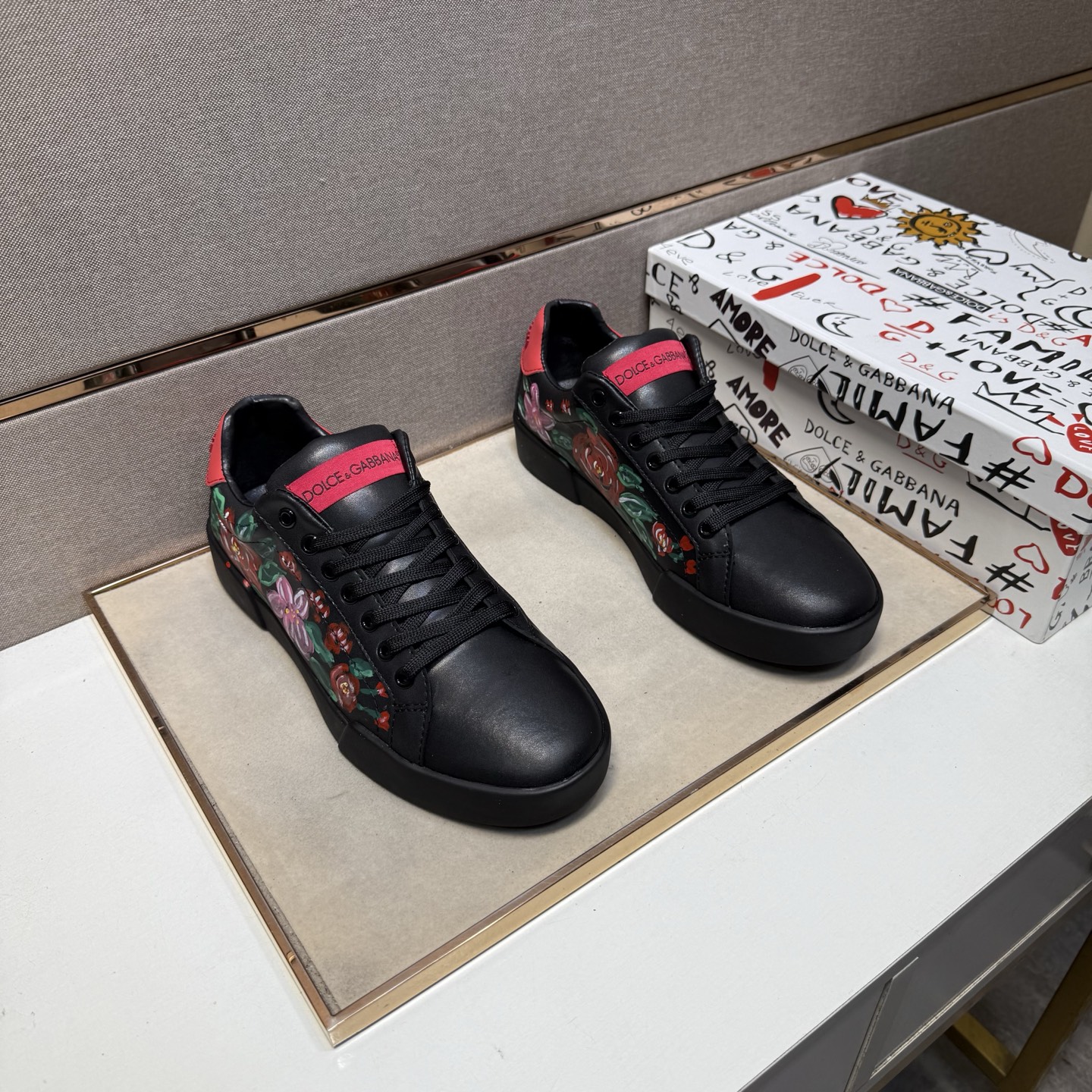 NO:510858,[DG~] Couple casual shoes are available at the same time in 2025z cabinet. Number of sizes: 35-44 # 1 color upper is made of multi-material spliced ​​leather inner lining, comfortable and breathable, the original sole is comfortable and wear-resistant, and the real shot is even better.19860909【DG～】情侣装休闲鞋 2025z柜同步发售 码数:35-44 # 1个颜色鞋面选用多材质拼接真皮内里,舒适透气,鞋底原版舒适耐磨大底,实物拍摄实物更赞,,Men's shoes
