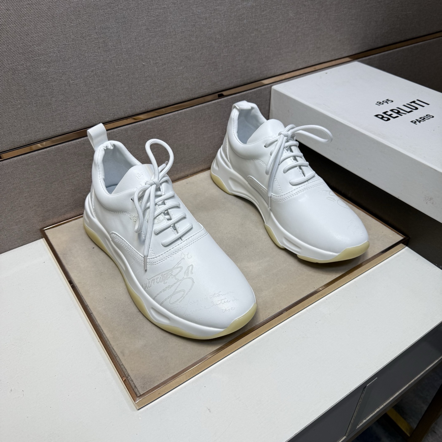 NO:510843,[Bruti~] Men's casual shoes are available simultaneously in 2025z cabinet. Size: 38-44 # 1 color upper is made of multi-material spliced ​​leather inner lining, comfortable and breathable, the original sole is comfortable and wear-resistant, and the real shot is even better.19860909【布鲁提～】男士休闲鞋 2025z柜同步发售 码数:38-44 # 1个颜色鞋面选用多材质拼接真皮内里,舒适透气,鞋底原版舒适耐磨大底,实物拍摄实物更赞,,Men's shoes