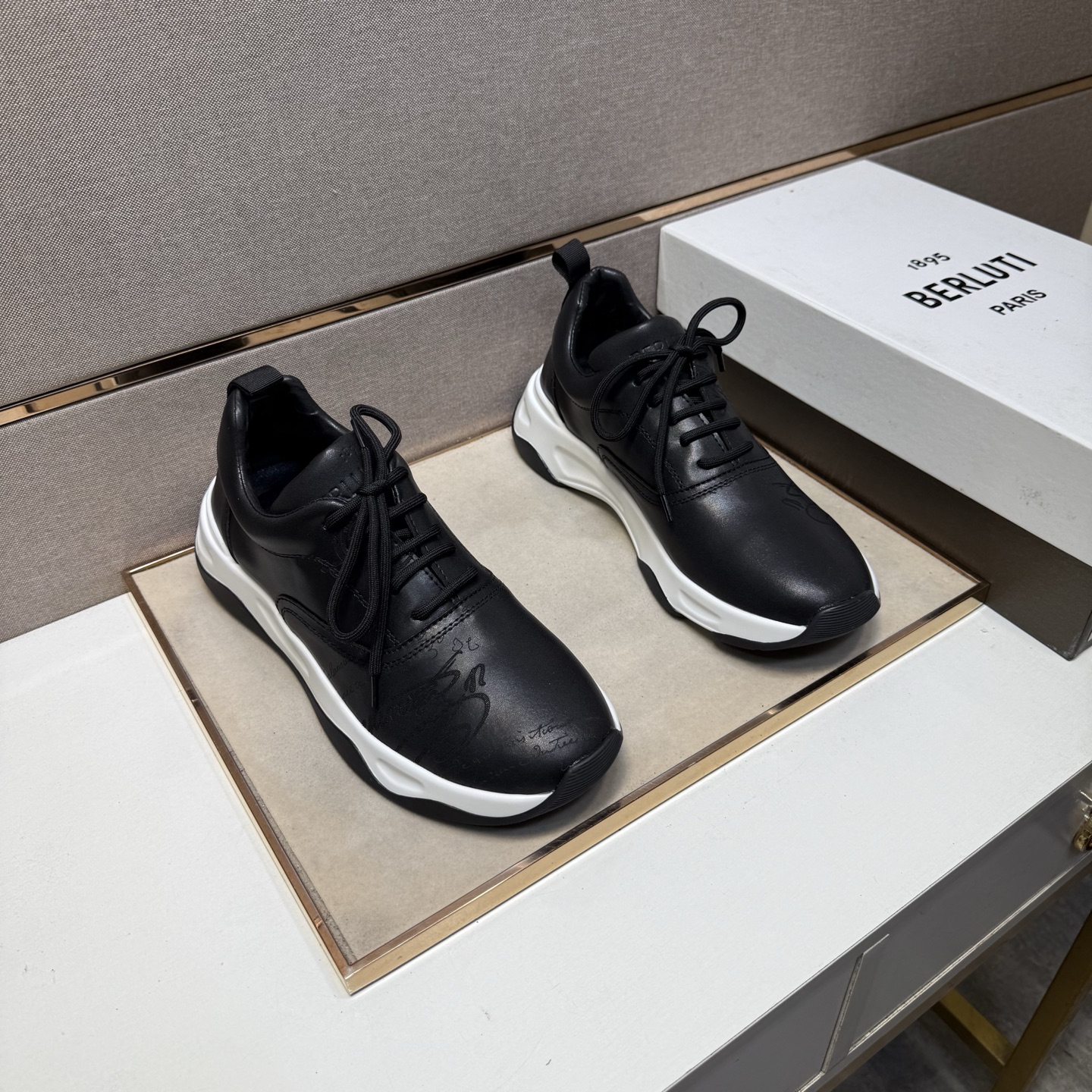 NO:510846,[Bruti~] Men's casual shoes are available simultaneously in 2025z cabinet. Size: 38-44 # 3 color uppers are made of multi-material spliced ​​leather inner lining, comfortable and breathable, original sole is comfortable and wear-resistant, and the real shot is even better.19860909【布鲁提～】男士休闲鞋 2025z柜同步发售 码数:38-44 # 3个颜色鞋面选用多材质拼接真皮内里,舒适透气,鞋底原版舒适耐磨大底,实物拍摄实物更赞,,Men's shoes