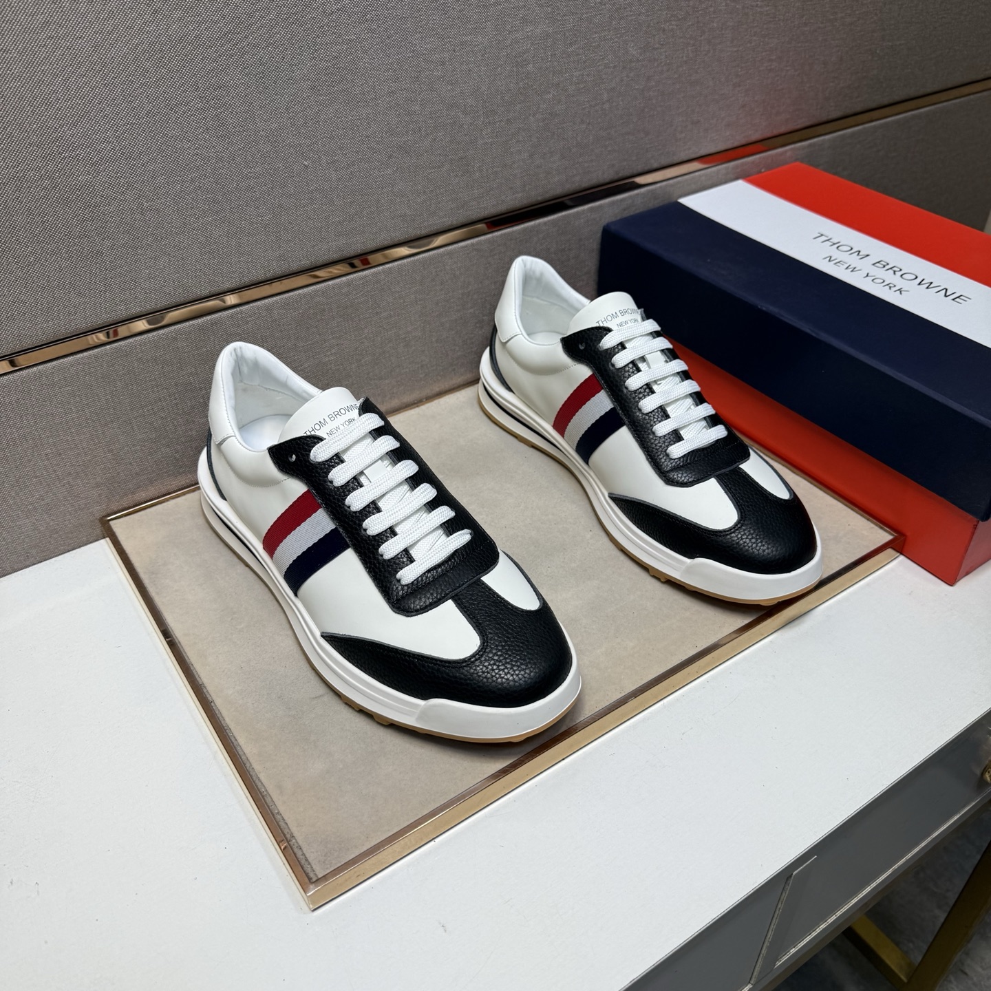 NO:887634,[Tom TB~] Men's casual shoes 2025z cabinet simultaneous sale Code number: 38-44 # 2 colors of uppers made of cowhide stitched with genuine leather lining, comfortable and breathable, original soles comfortable and wear-resistant outsole, real photos taken are better,,cowhide19860909【汤姆TB～】男士休闲鞋 2025z柜同步发售 码数:38-44 # 2个颜色鞋面选用牛皮拼接真皮内里,舒适透气,鞋底原版舒适耐磨大底,实物拍摄实物更赞,,cowhide,Men's shoes