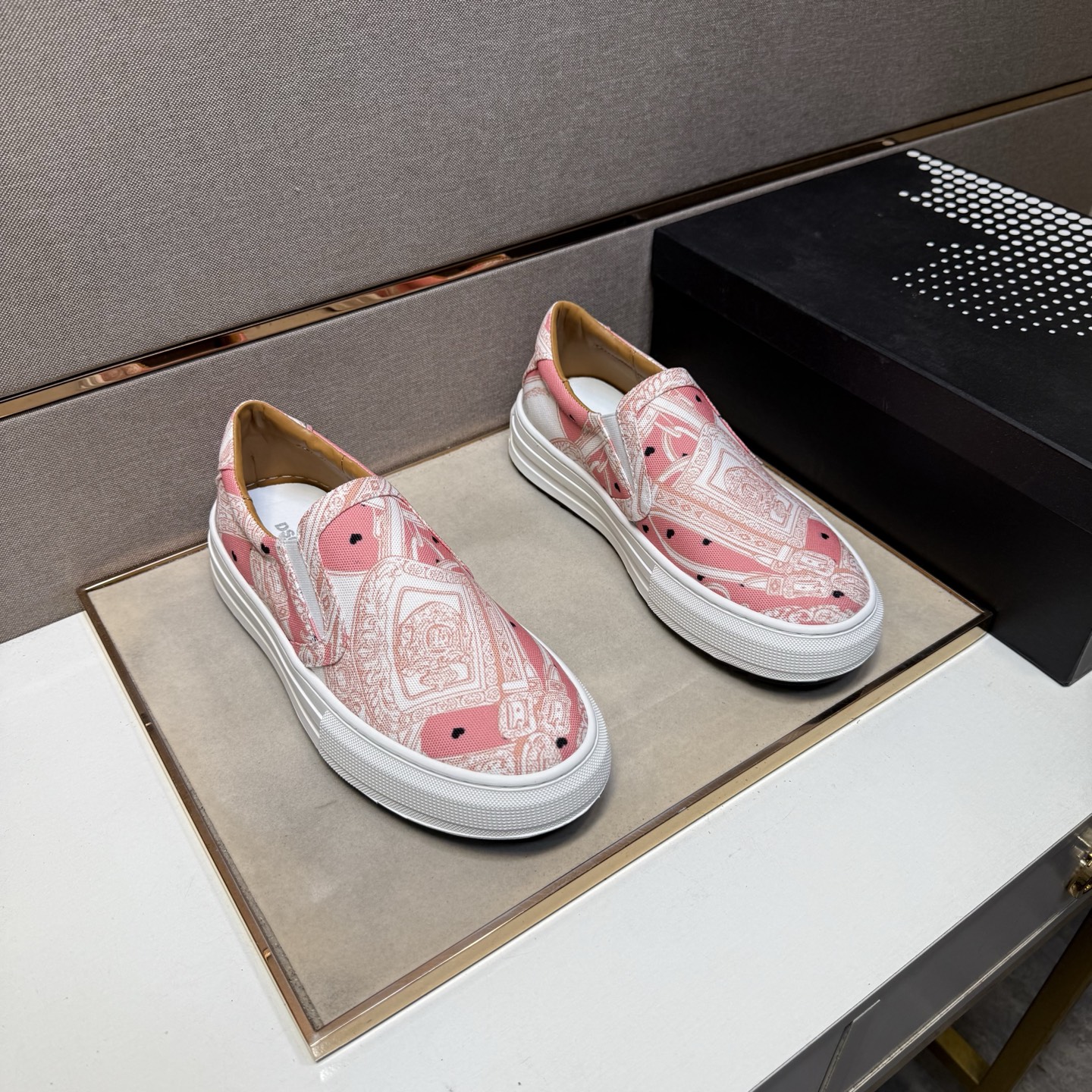 NO:532629,[D2~] Couple casual shoes are available at the same time in 2025z cabinet. Number of sizes: 36-44 # 3 color uppers are made of multi-material spliced ​​leather inner lining, comfortable and breathable, original sole is comfortable and wear-resistant, and the real shot is even better.19860909【D2～】情侣装休闲鞋 2025z柜同步发售 码数:36-44 # 3个颜色鞋面选用多材质拼接真皮内里,舒适透气,鞋底原版舒适耐磨大底,实物拍摄实物更赞,,Men's shoes