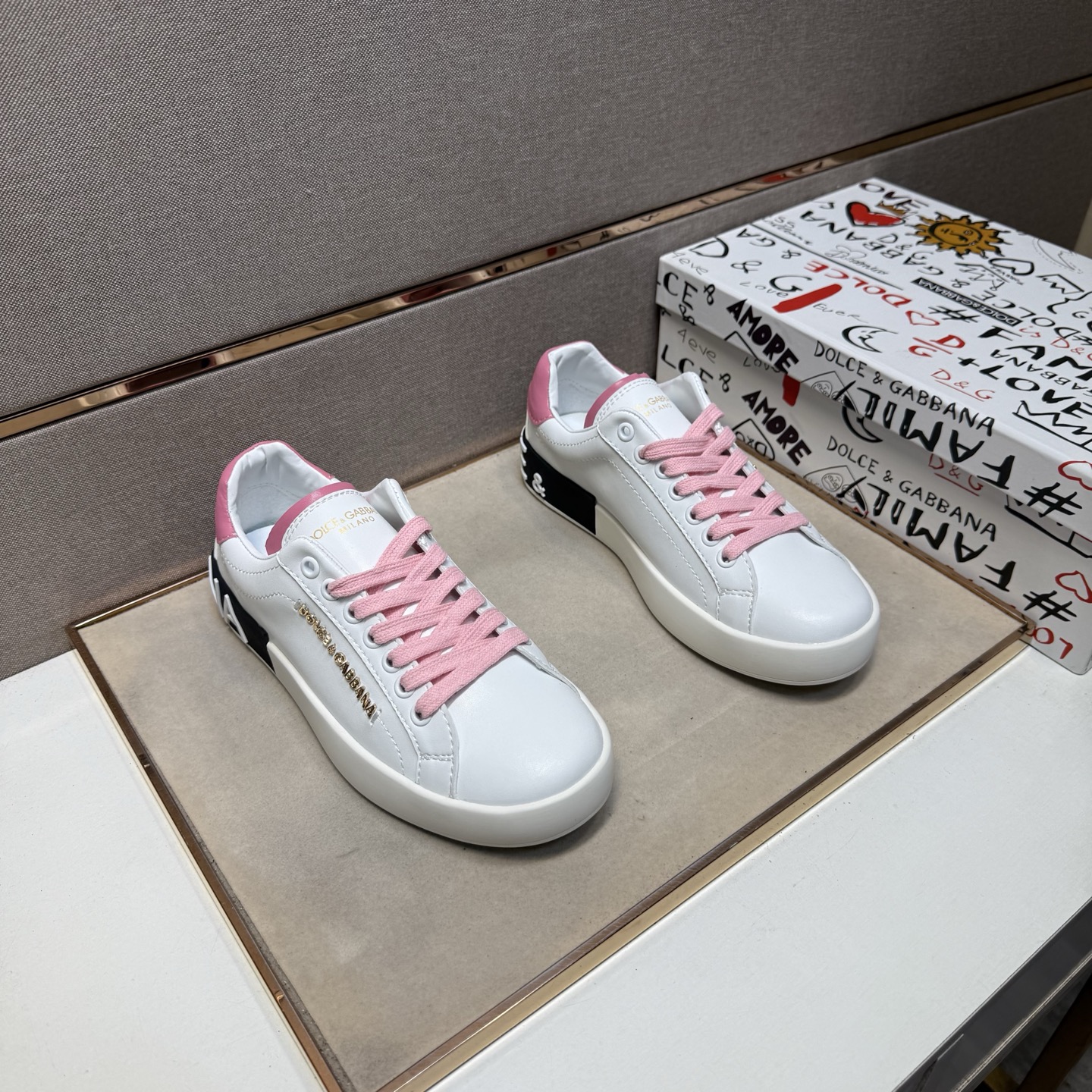 NO:532964,[DG~] Couple casual shoes are available at the same time in 2025z cabinet. Number of sizes: 35-44 # 1 color upper is made of multi-material spliced ​​leather inner lining, comfortable and breathable, original sole is comfortable and wear-resistant, real-life shooting is even better,19860909【DG～】情侣装休闲鞋 2025z柜同步发售 码数:35-44 # 1个颜色鞋面选用多材质拼接真皮内里,舒适透气,鞋底原版舒适耐磨大底,实物拍摄实物更赞,,Men's shoes