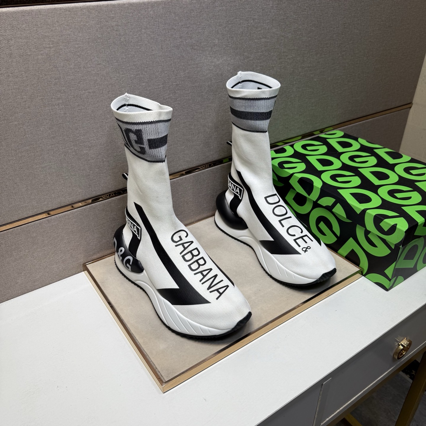 NO:532972,[DG~] Couple casual shoes are available at the same time in 2025z cabinet. Number of sizes: 35-44 # The 4-color uppers are made of multi-material splicing mesh inner lining, comfortable and breathable, the original sole is comfortable and wear-resistant, and the real shot is even better.19860909【DG～】情侣装休闲鞋 2025z柜同步发售 码数:35-44 # 4个颜色鞋面选用多材质拼接网布内里,舒适透气,鞋底原版舒适耐磨大底,实物拍摄实物更赞,,Men's shoes