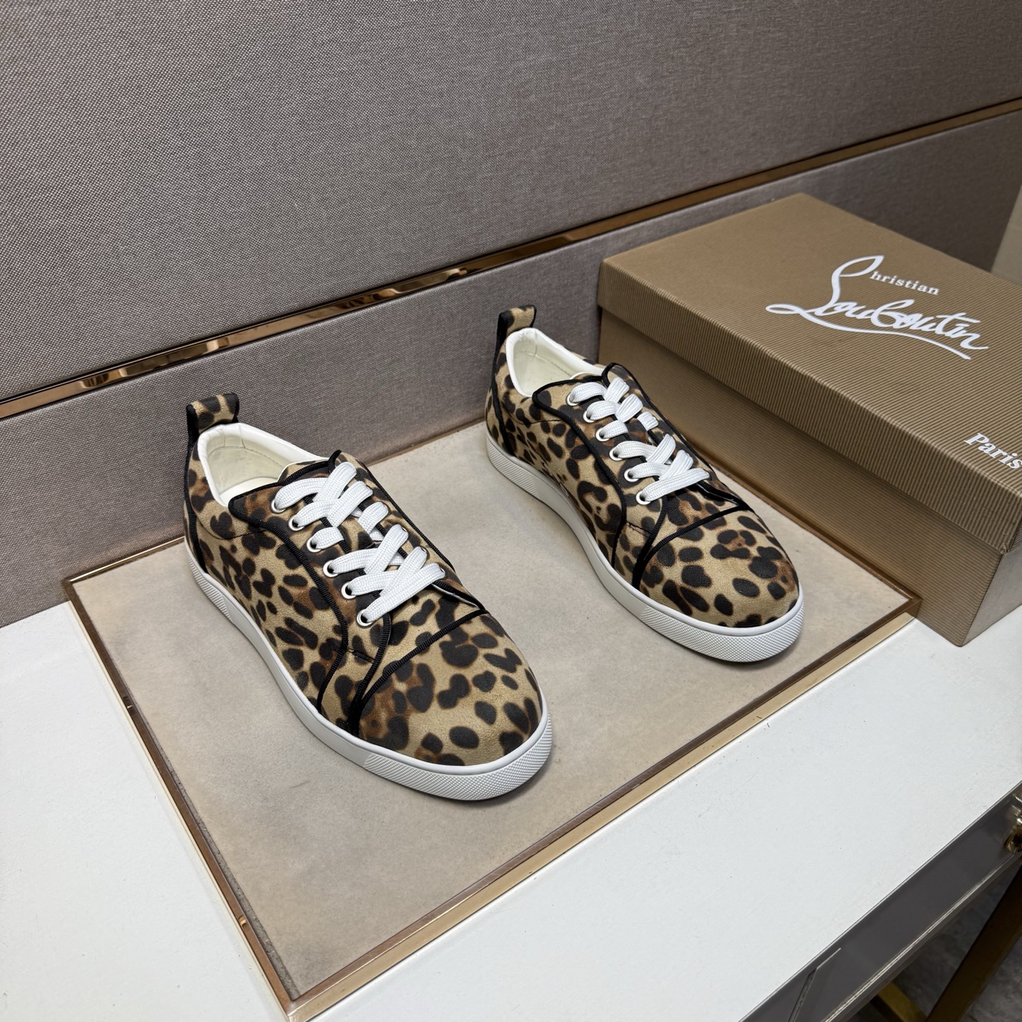 NO:555393,[CL~] Casual shoes for couples, 2025z cabinet simultaneous sale Size: 36-40 for women, 38-44 for men # 1 color The upper is made of multi-material spliced ​​genuine leather lining, which is comfortable and breathable. The original sole is comfortable and wear-resistant. The real thing is better when photographed in person.19860909【CL～】情侣装休闲鞋 2025z柜同步发售 码数:女36-40,男38-44 # 1个颜色鞋面选用多材质拼接真皮内里,舒适透气,鞋底原版舒适耐磨大底,实物拍摄实物更赞,,Men's shoes