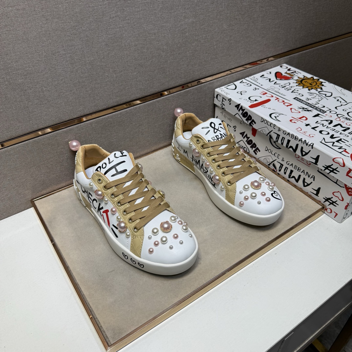 NO:555411,[DG～] Casual shoes for couples, 2025z cabinets are on sale at the same time. Size 35-44 # 1 color. The upper is made of multi-material splicing and genuine leather lining, which is comfortable and breathable. The original sole is comfortable and wear-resistant. The real thing is better when photographed in person.19860909【DG～】情侣装休闲鞋 2025z柜同步发售 码数35-44 # 1个颜色鞋面选用多材质拼接真皮内里,舒适透气,鞋底原版舒适耐磨大底,实物拍摄实物更赞,,Men's shoes