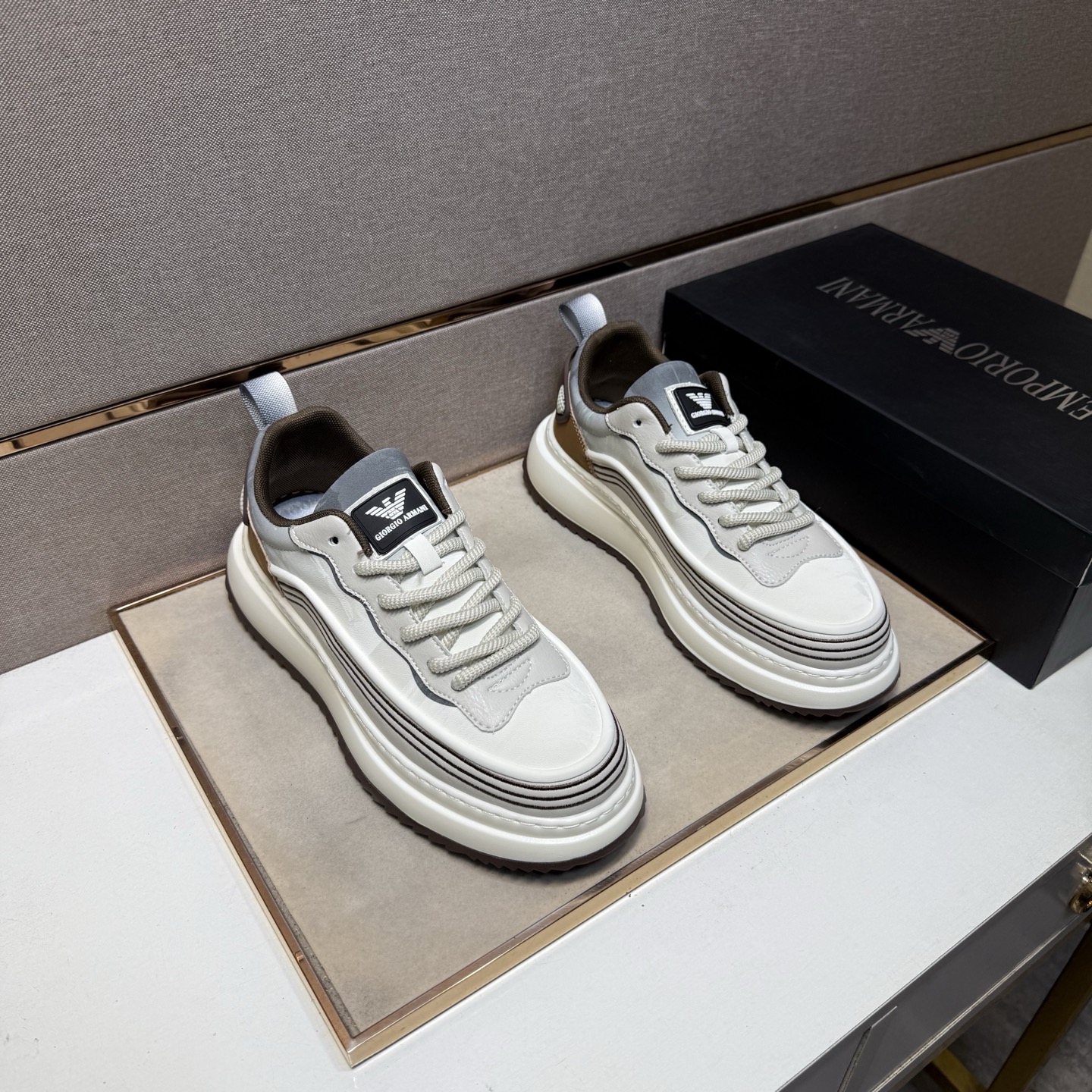 NO:555605,[Armani～] Men's casual shoes 2025z cabinet sales simultaneously Size 39-44 # 2 colors The upper is made of multi-material spliced ​​mesh lining, which is comfortable and breathable. The original sole is comfortable and wear-resistant. The real thing is better when photographed in person, armani19860909【阿玛尼～】男士休闲鞋 2025z柜同步发售 码数39-44 # 2个颜色鞋面选用多材质拼接网布内里,舒适透气,鞋底原版舒适耐磨大底,实物拍摄实物更赞,,armani,Men's shoes