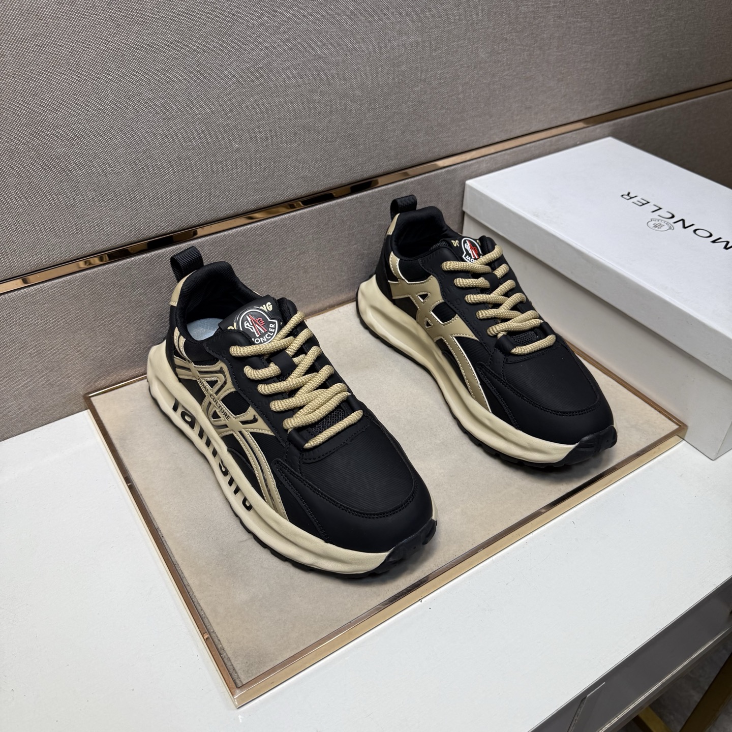 NO:555608,[Moncler~] Men's casual shoes 2025z cabinet sales simultaneously Size 39-44 # 2 colors The upper is made of multi-material spliced ​​mesh lining, which is comfortable and breathable. The original sole is comfortable and wear-resistant. The real thing is better when photographed in person, Moncler19860909【蒙口～】男士休闲鞋 2025z柜同步发售 码数39-44 # 2个颜色鞋面选用多材质拼接网布内里,舒适透气,鞋底原版舒适耐磨大底,实物拍摄实物更赞,,Moncler,Men's shoes