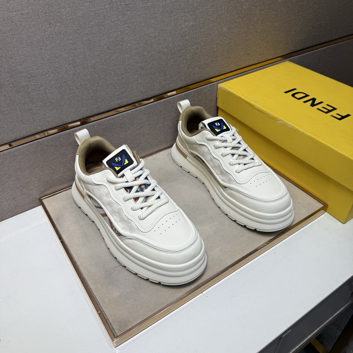 NO:555610,[Fendi~] Men's casual shoes 2025z cabinet sales simultaneously Size 39-44 # 2 colors The upper is made of multi-material spliced ​​mesh lining, which is comfortable and breathable. The original sole is comfortable and wear-resistant. The real thing is better when photographed in person, Fendi19860909【芬迪～】男士休闲鞋 2025z柜同步发售 码数39-44 # 2个颜色鞋面选用多材质拼接网布内里,舒适透气,鞋底原版舒适耐磨大底,实物拍摄实物更赞,,fendi,Men's shoes