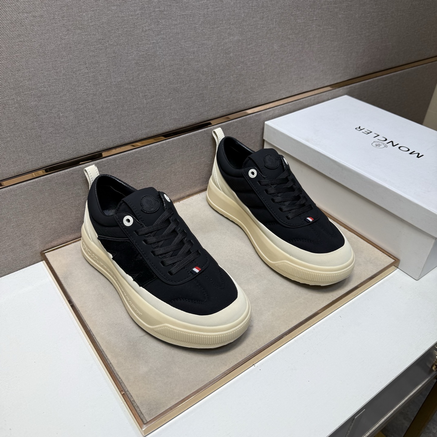 NO:555617,[Mouth Mouth~] Casual shoes for couples, 2025z cabinets are on sale at the same time, size 36-44 # 5 colors, the upper is made of multi-material spliced ​​leather lining, comfortable and breathable, the original sole is comfortable and wear-resistant, the real thing is better when photographed, Moncler19860909【蒙口～】情侣装休闲鞋 2025z柜同步发售 码数36-44 # 5个颜色鞋面选用多材质拼接真皮内里,舒适透气,鞋底原版舒适耐磨大底,实物拍摄实物更赞,,Moncler,Men's shoes