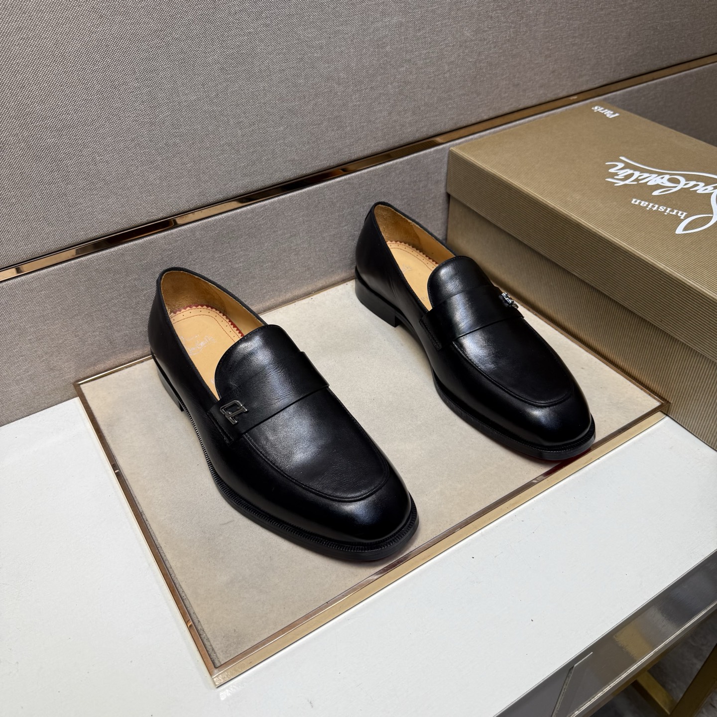 NO:556024,[CL~] Men's casual formal leather shoes 2025z cabinet simultaneous sale Code number: 39-44 # 2 colors of uppers made of cowhide stitching cowhide lining, comfortable and breathable, original soles comfortable and wear-resistant outsole, the real thing is better when photographed,,cowhide19860909【CL～】男士休闲正装皮鞋 2025z柜同步发售 码数:39-44 # 2个颜色鞋面选用牛皮拼接牛皮内里,舒适透气,鞋底原版舒适耐磨大底,实物拍摄实物更赞,,cowhide,Men's shoes