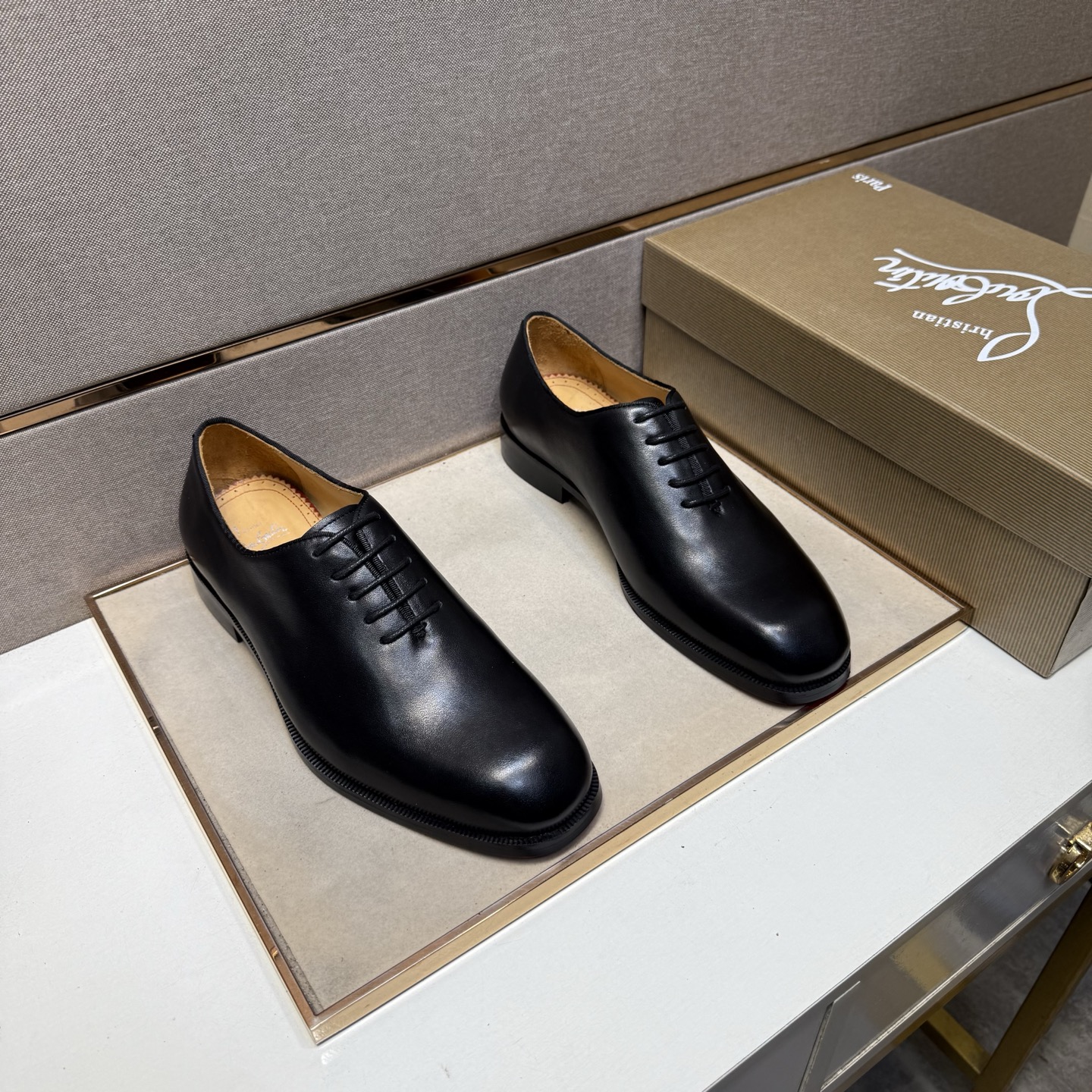 NO:556033,[CL~] Men's casual formal leather shoes 2025z cabinet simultaneous sale Code number: 39-44 # 3 colors of uppers made of cowhide stitched with cowhide lining, comfortable and breathable, the original sole is comfortable and wear-resistant, the real thing is better when photographed,,cowhide19860909【CL～】男士休闲正装皮鞋 2025z柜同步发售 码数:39-44 # 3个颜色鞋面选用牛皮拼接牛皮内里,舒适透气,鞋底原版舒适耐磨大底,实物拍摄实物更赞,,cowhide,Men's shoes