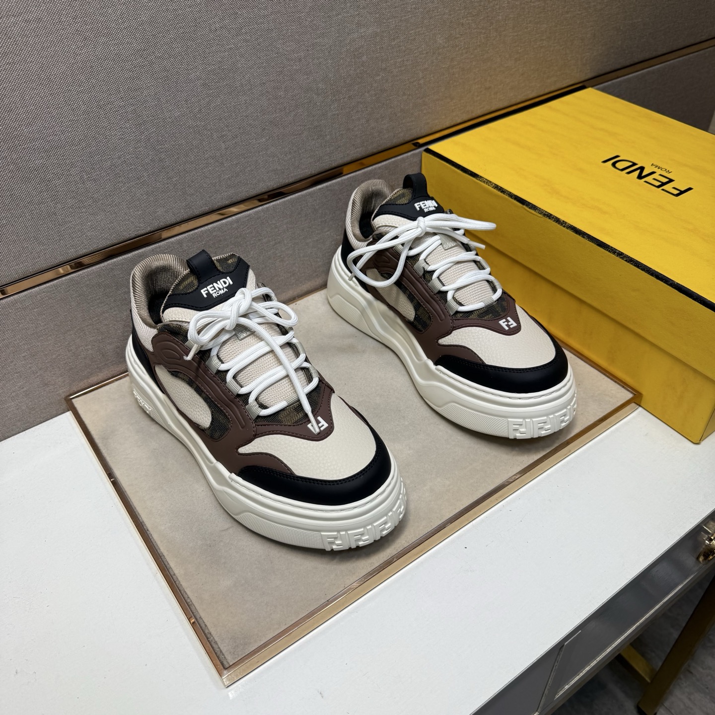 NO:556041,[Fendi~] Men's casual shoes are on sale simultaneously in 2025z cabinets. Size: 38-44 # 5 colors. The upper is made of multi-material spliced ​​mesh lining, which is comfortable and breathable. The original sole is comfortable and wear-resistant. The real thing is better when photographed in person. Fendi19860909【芬迪～】男士休闲鞋 2025z柜同步发售 码数:38-44 # 5个颜色鞋面选用多材质拼接网布内里,舒适透气,鞋底原版舒适耐磨大底,实物拍摄实物更赞,,fendi,Men's shoes